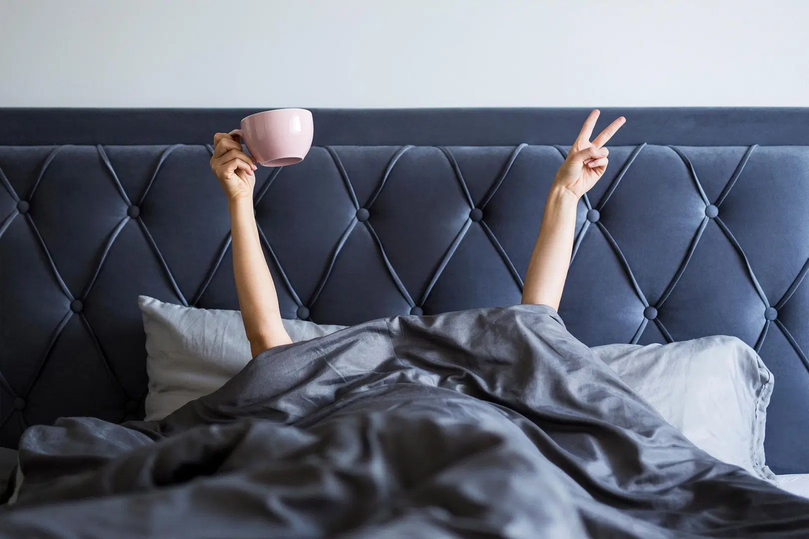 Peiton alta näkyvät kädet ja kahvikuppi