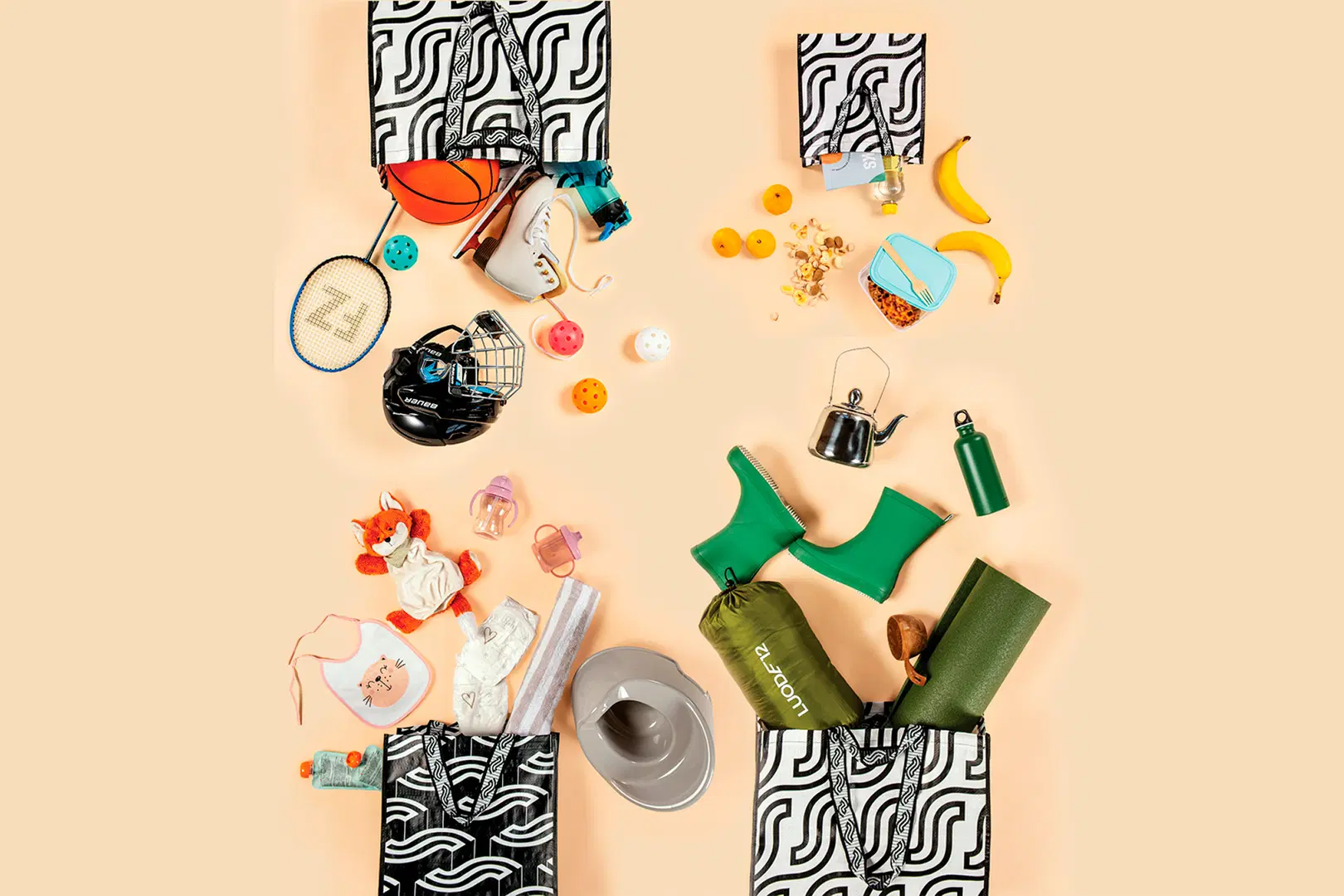 Neljä kestokassia, joista tulee ulos erilaisia tavaroita: eväitä, urheilu-, lastenhoito- ja eräilytarvikkeita.