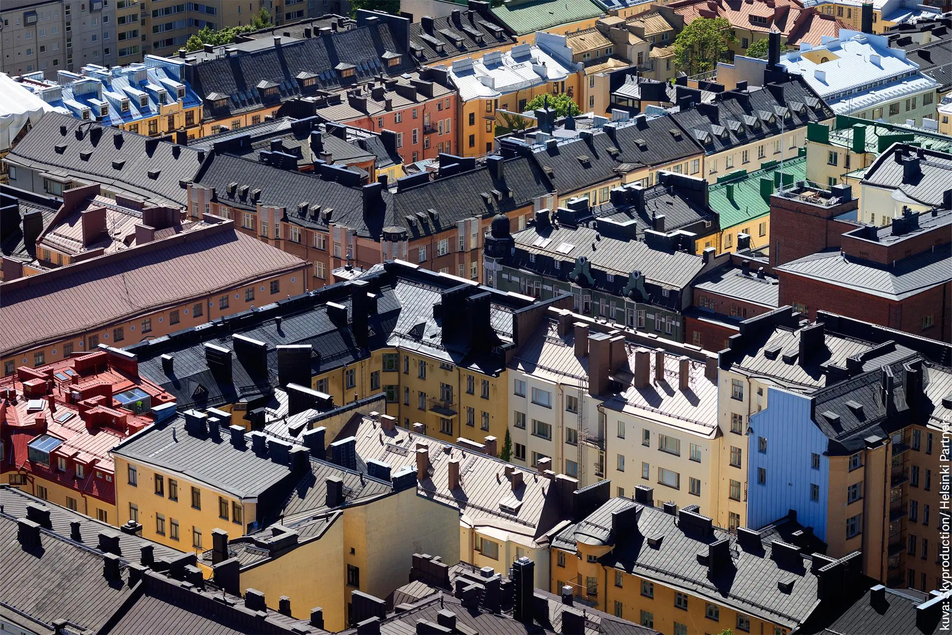 Helsingin kantakaupungin värikkäitä kerrostaloja kuvattuna yläviistosta.