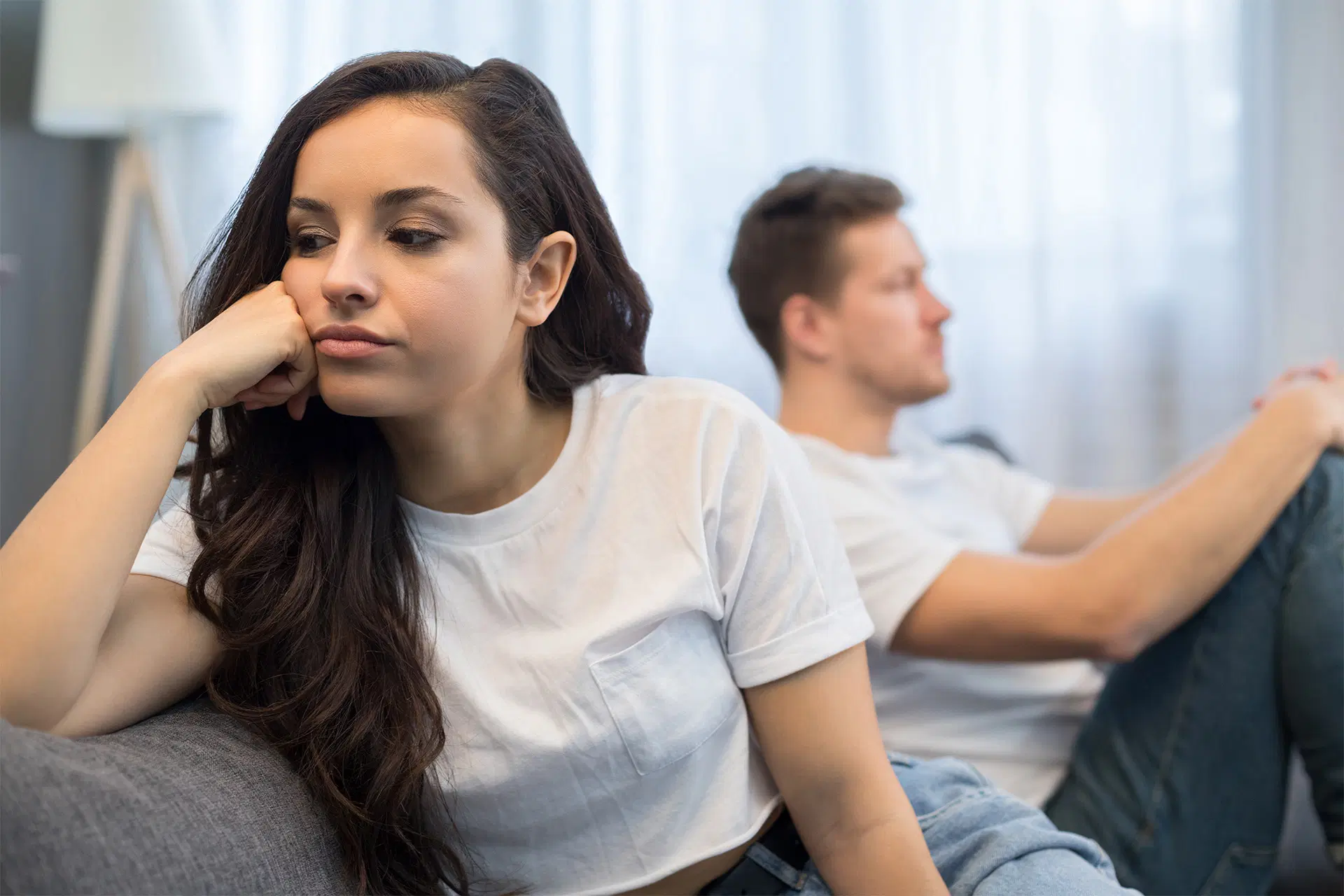 Pariskunta riitelee sohvalla.