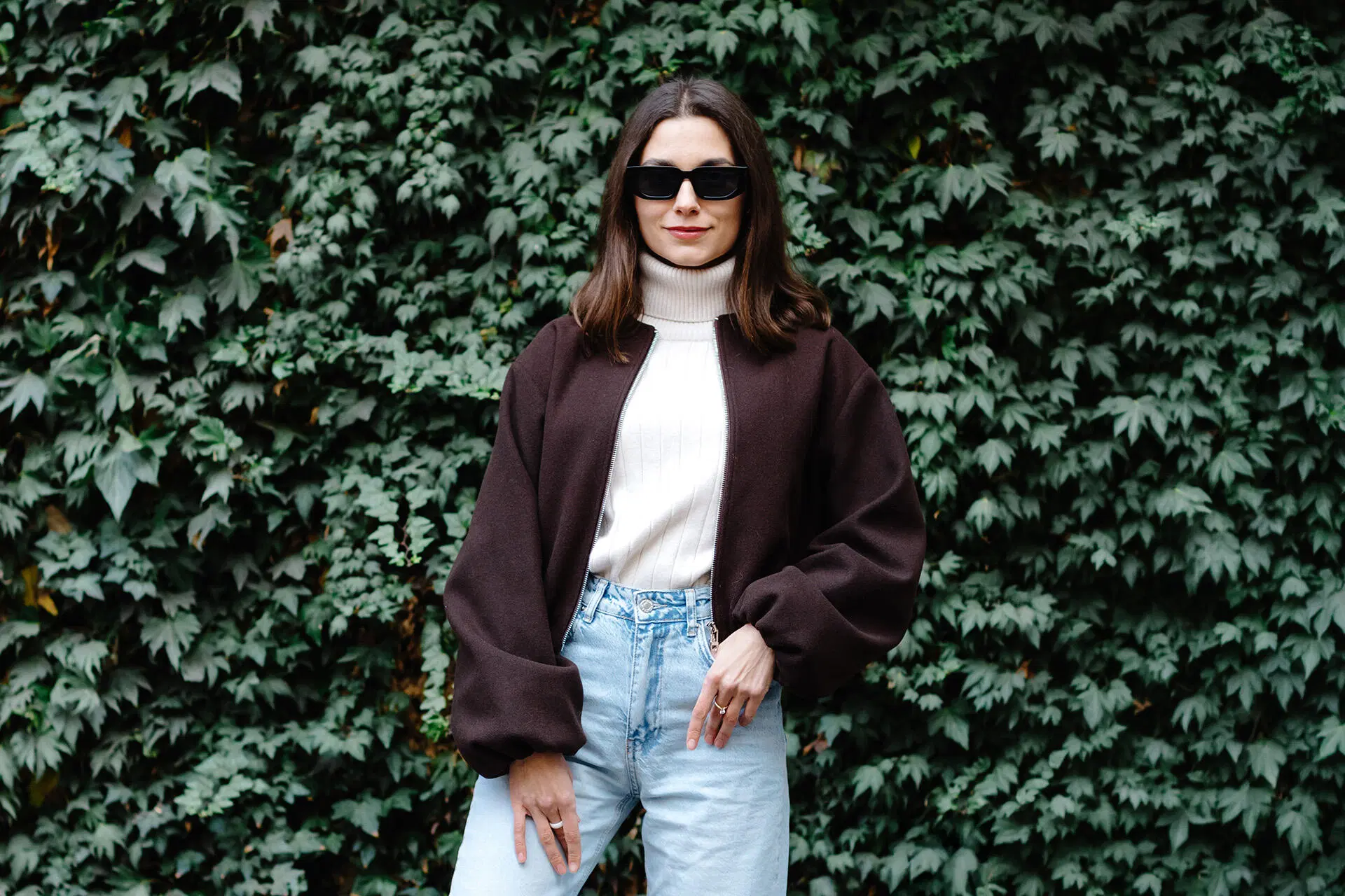 Bomber-takki ja nainen.