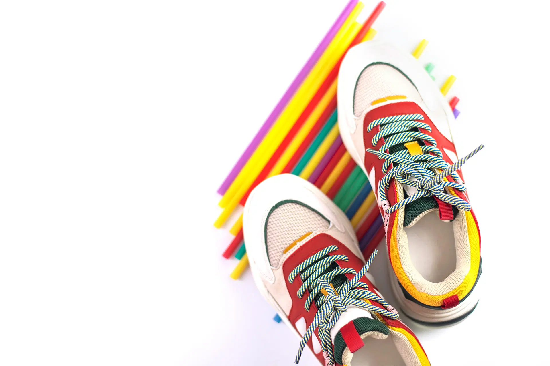 Värikkäät lenkkarit.