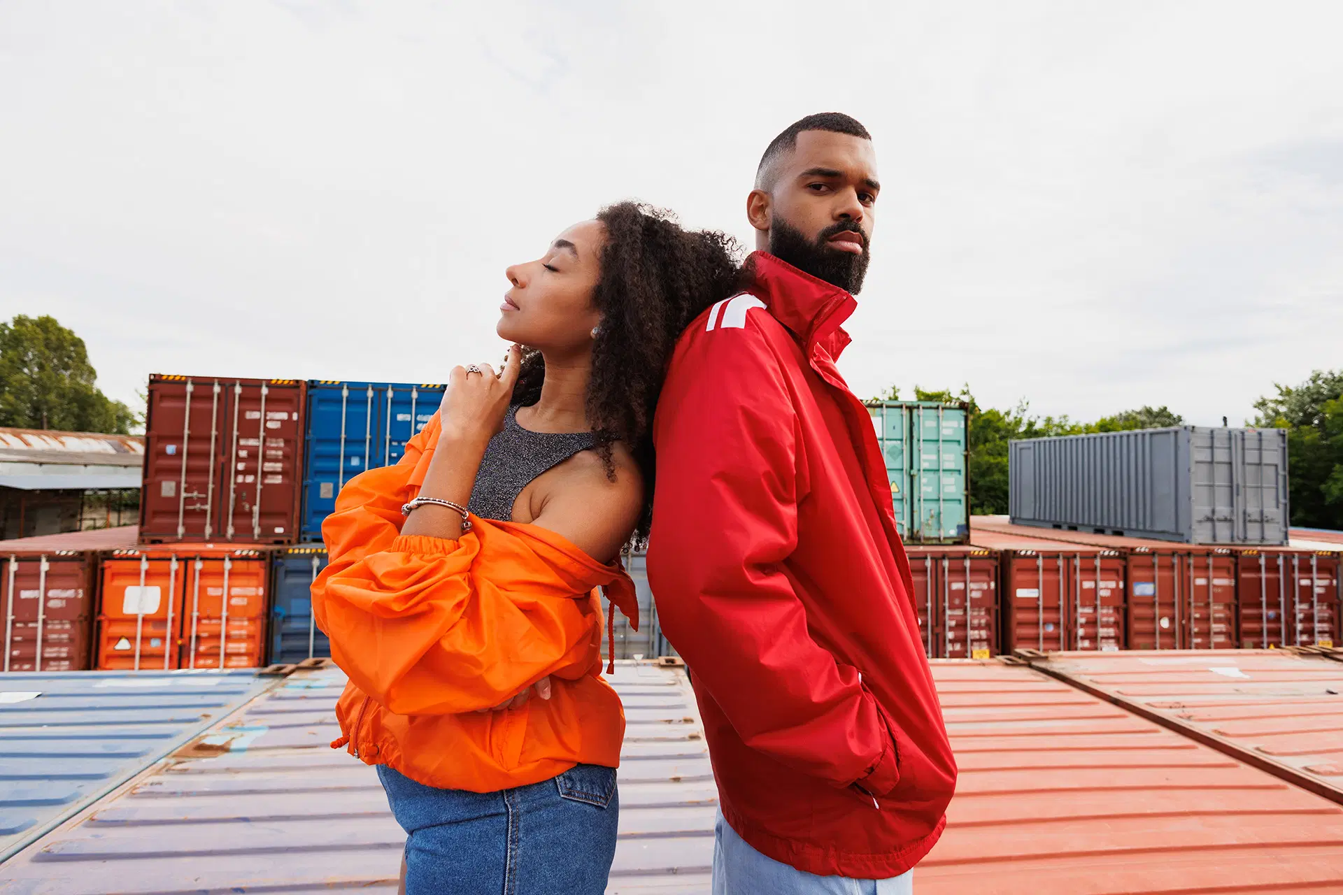 Kaksi ihmistä, joilla ulkoiluvaatteet.