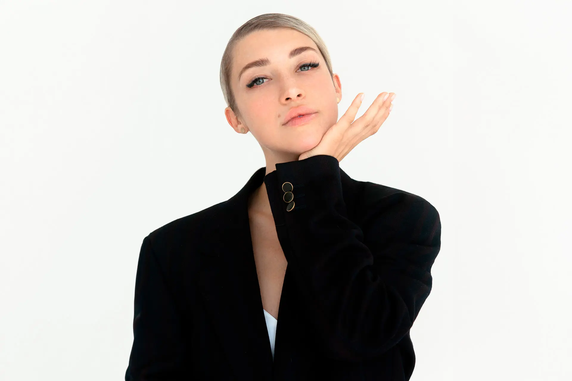 Nainen pukeutuneena bleiseriin