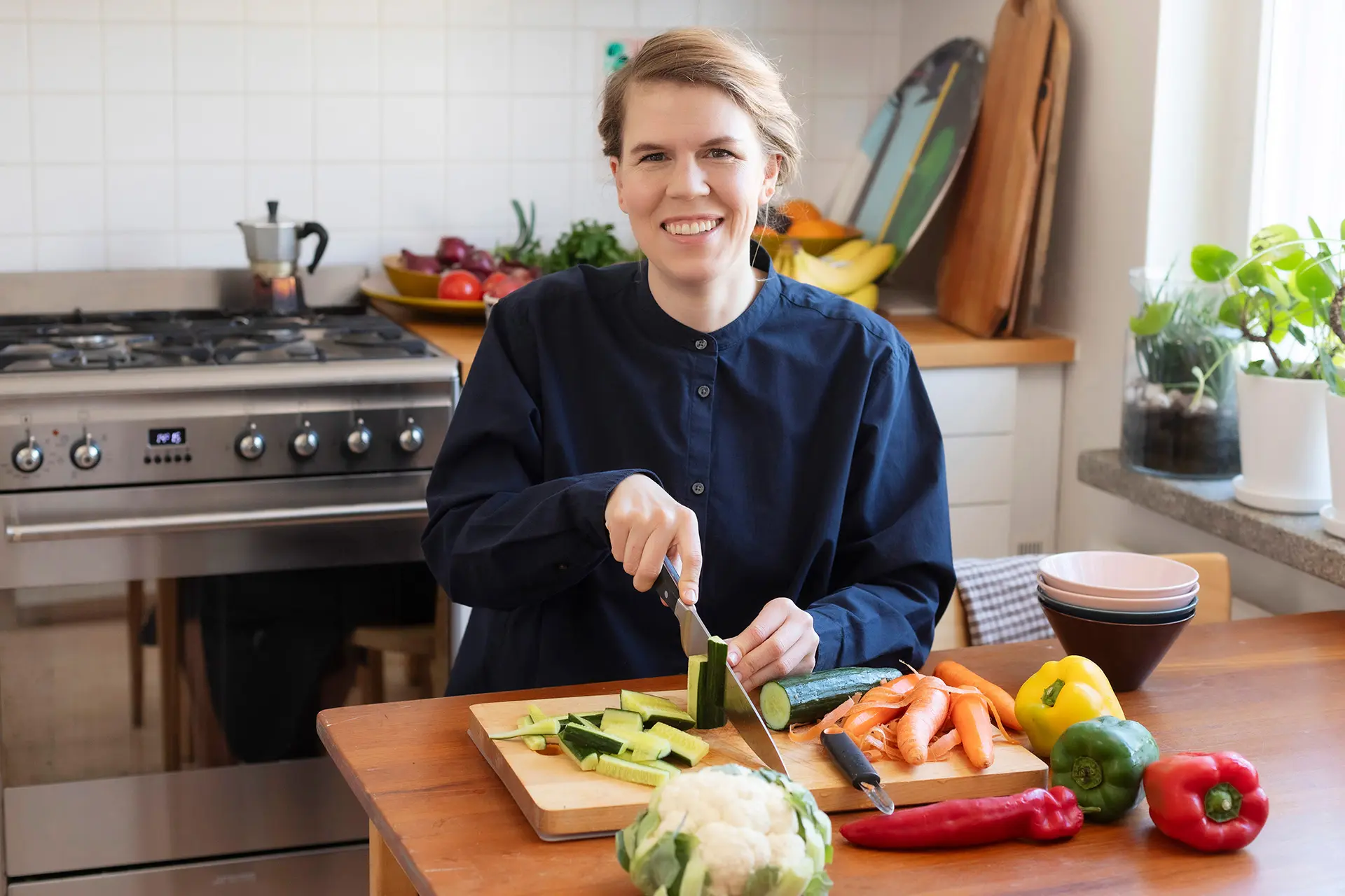 Julia Thurén pilkkoo kurkkua keittiön pöydän äärellä.