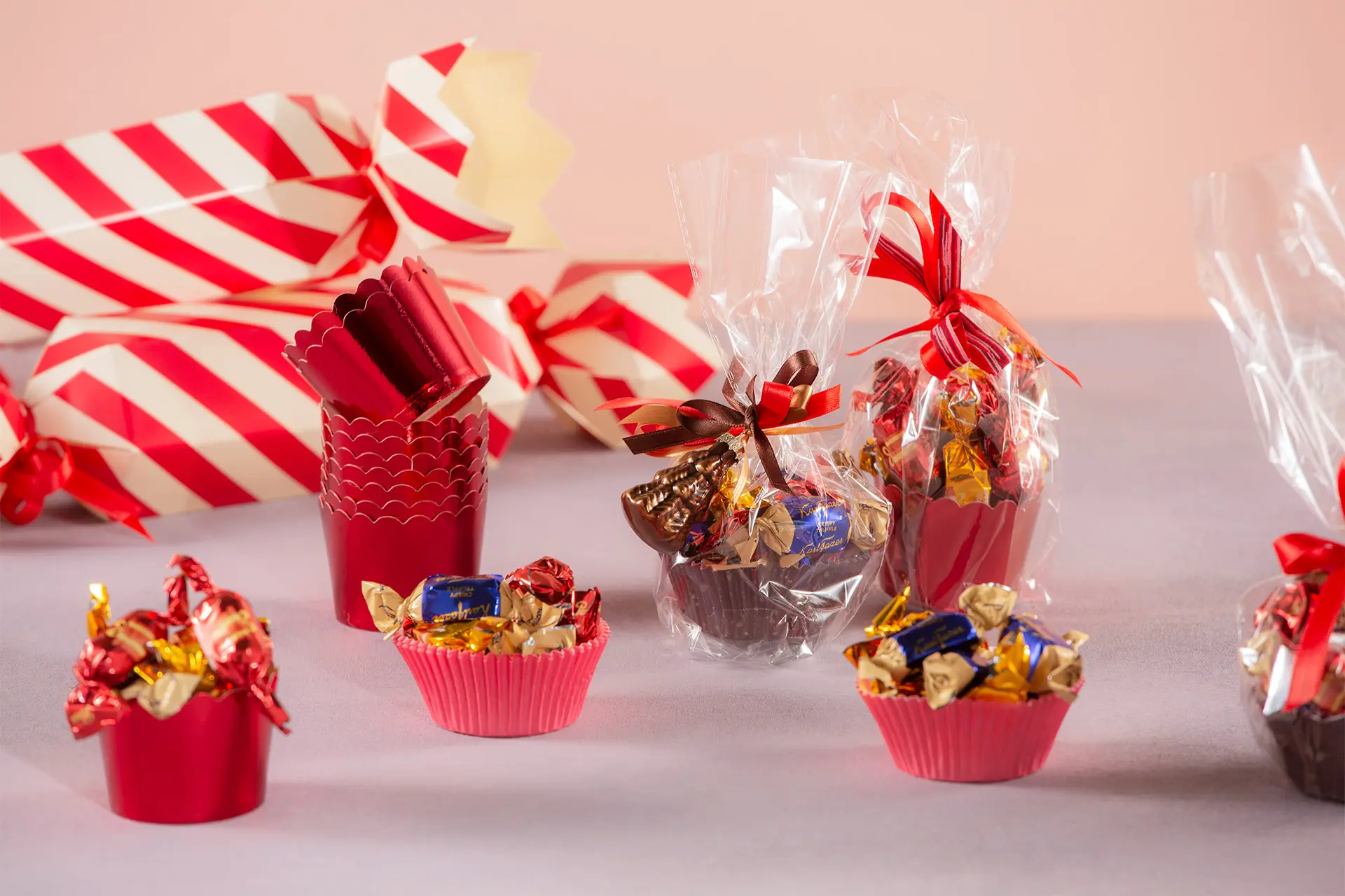 Kääreellisiä joulusuklaita muffinssivuoissa.