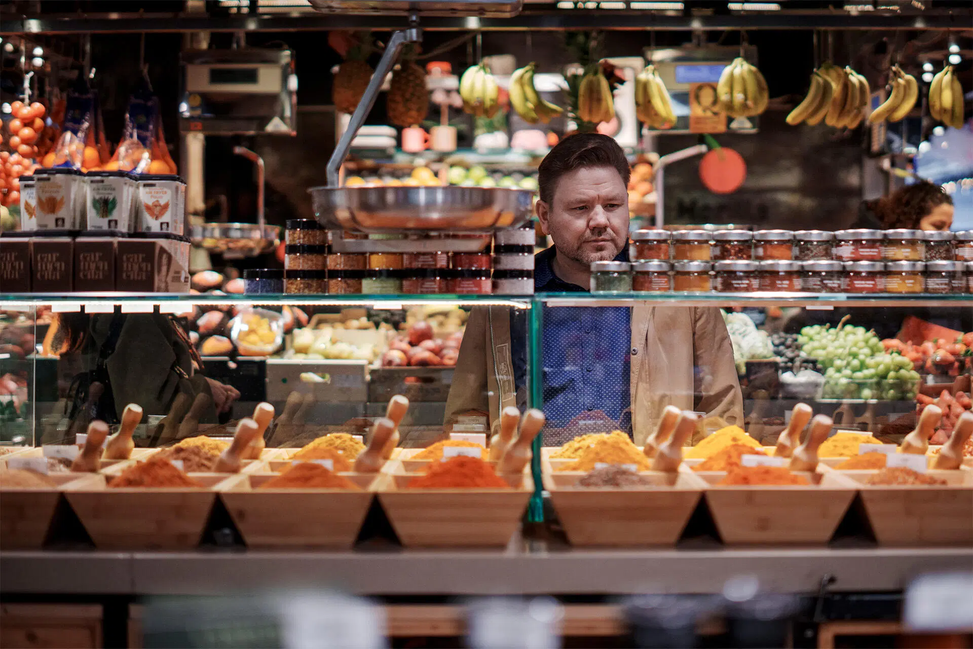 Kokki Jani Paasikoski tutkii maustetarjontaa barcelonalaisessa kauppahallissa.
