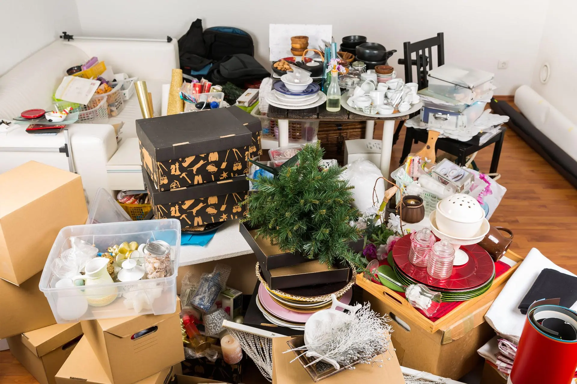 Huone, jossa on tavarakasoja.