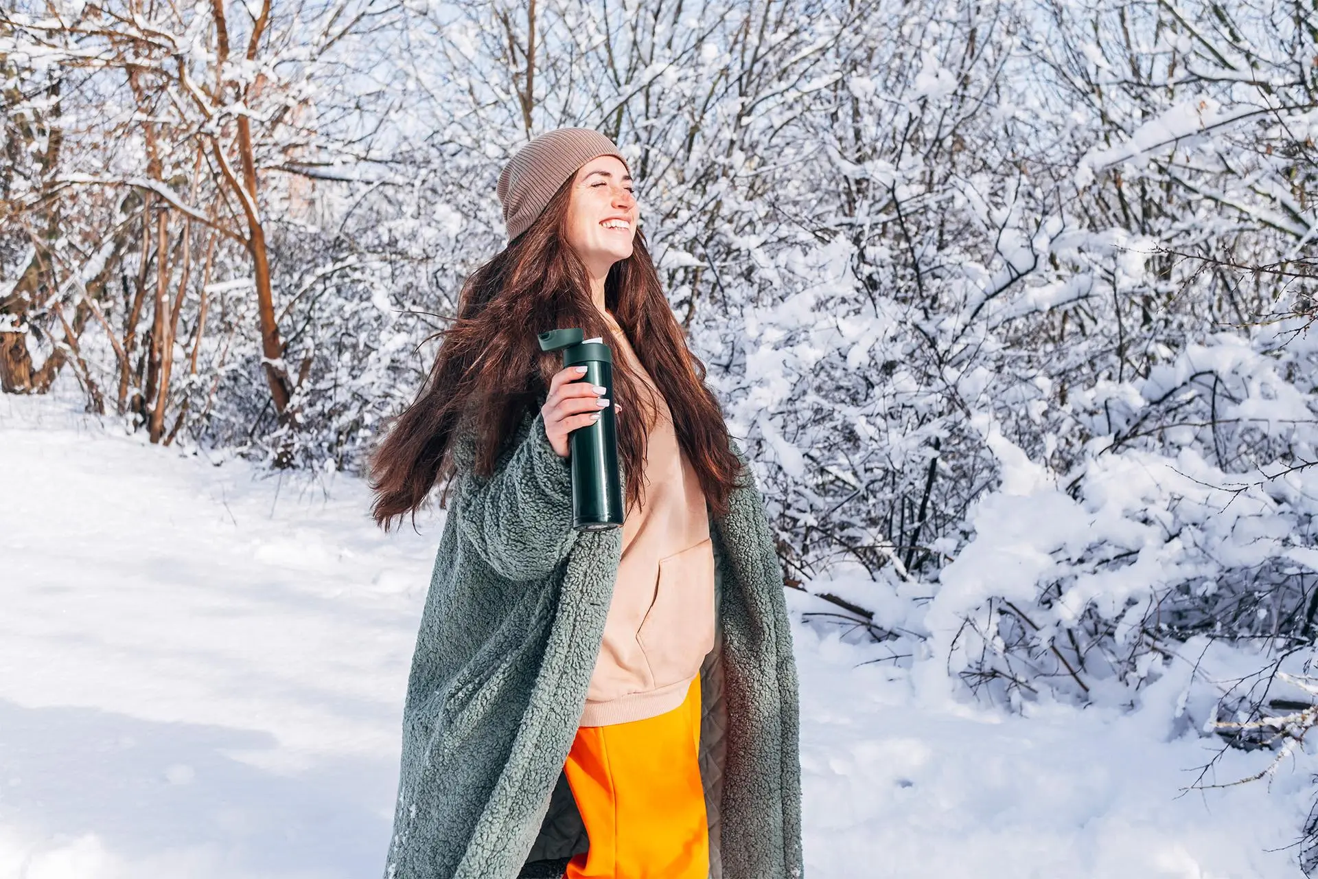 Nainen talvimaisemassa.