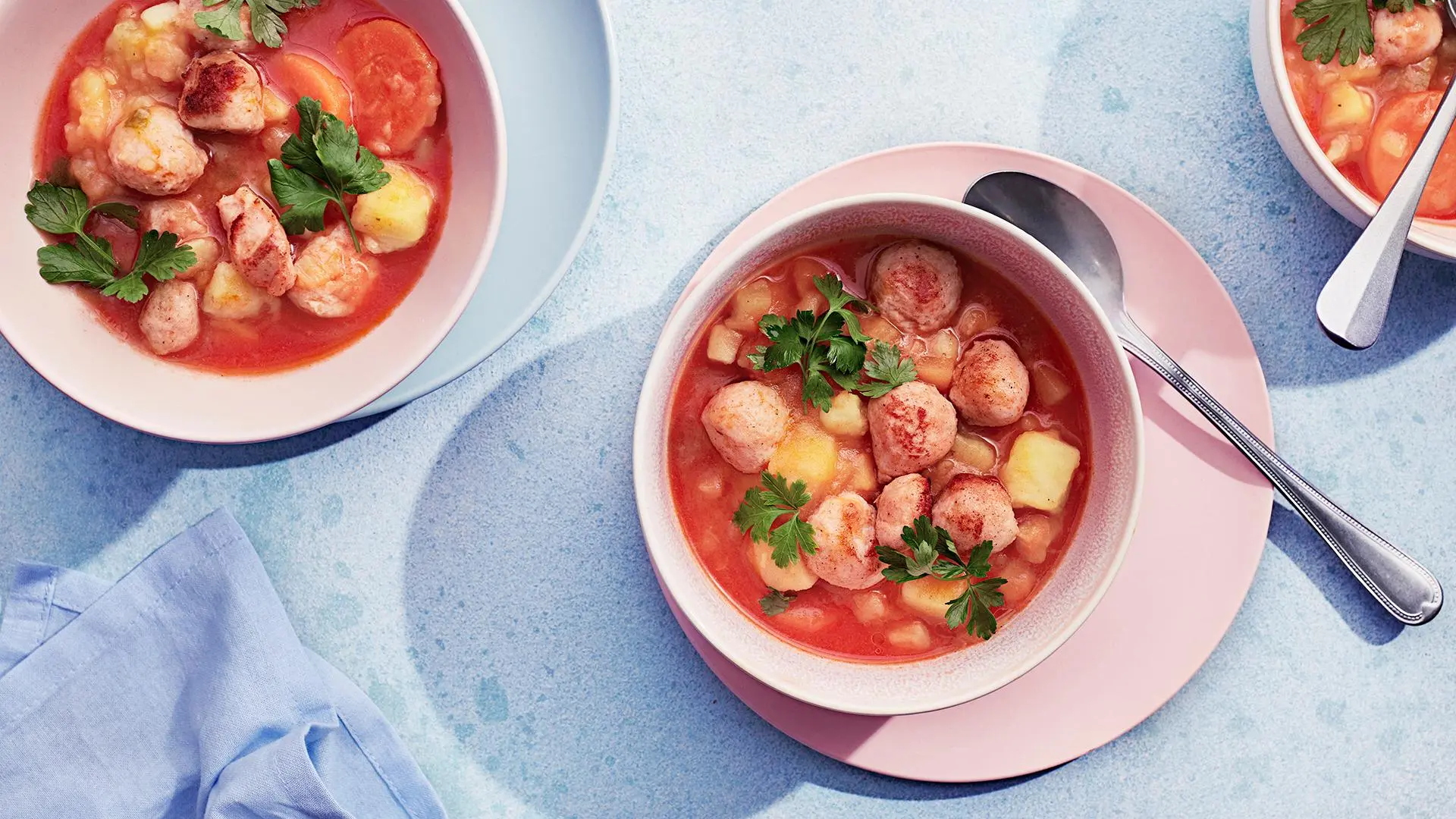 Nopea tomaattinen siskonmakkarakeitto