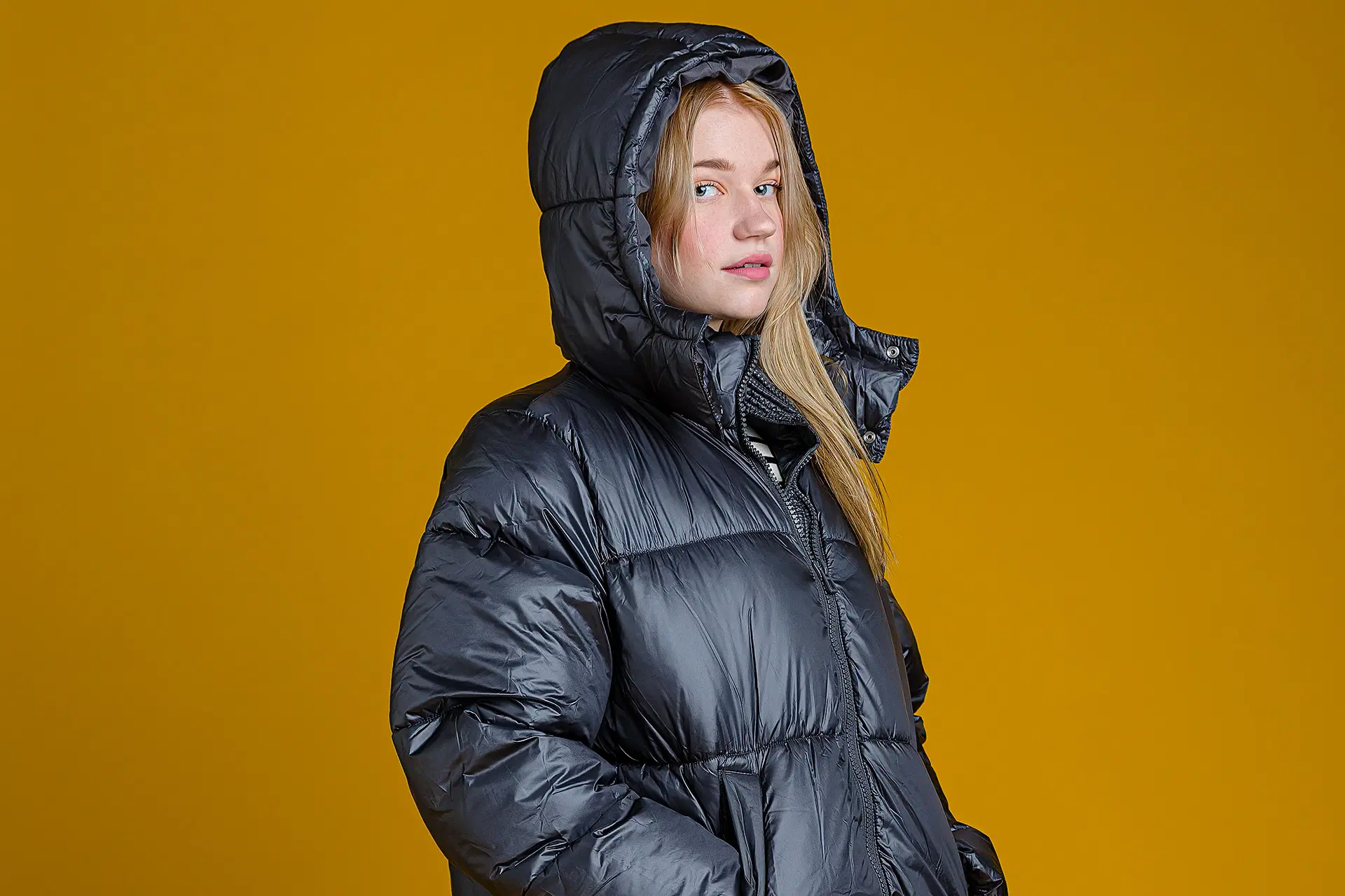 Nainen untuvatakissa.