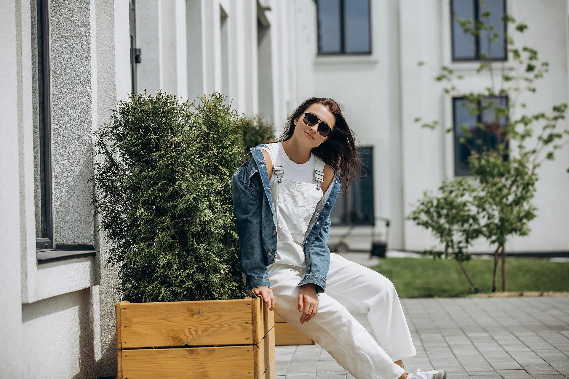 Nainen valkoisissa haalareissa.