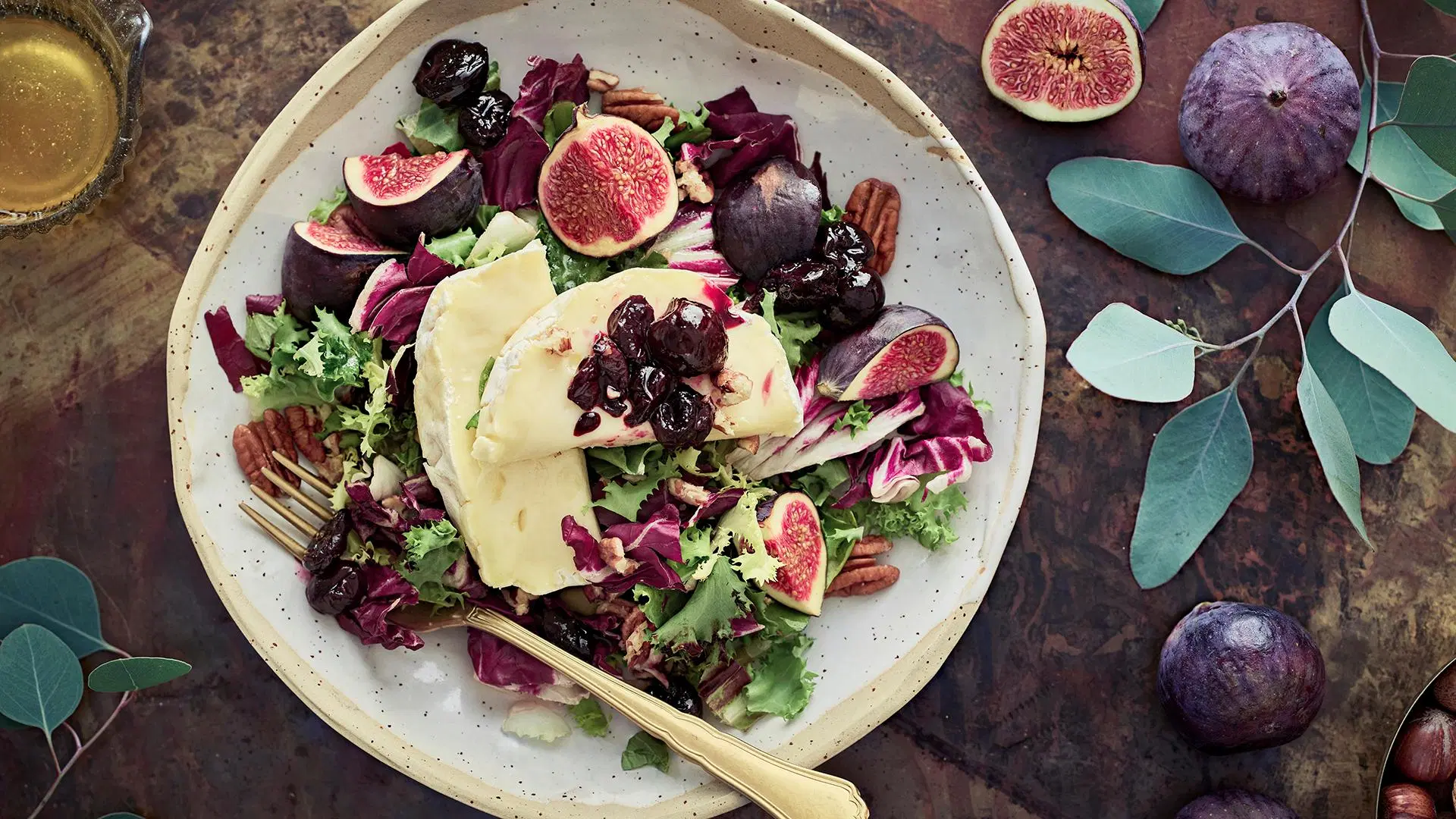 Jouluinen salaatti biejuustolla, pekaanipähkinöillä ja viikunoilla.