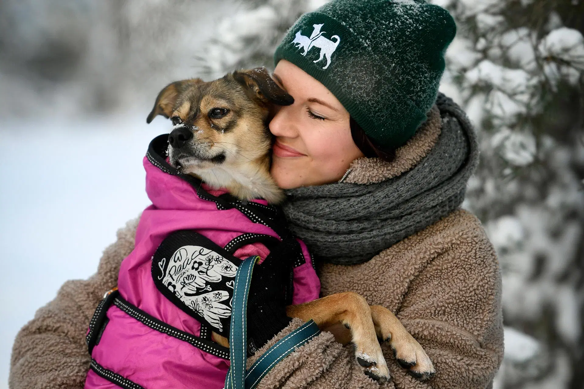 Inka Kansi halaa koiraansa