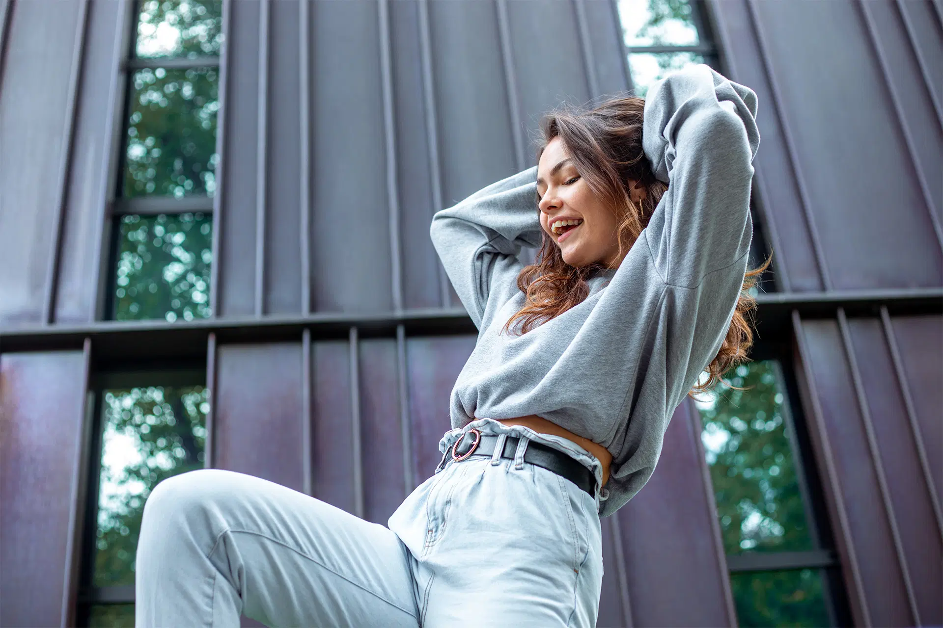 Nainen farkut jalassa.