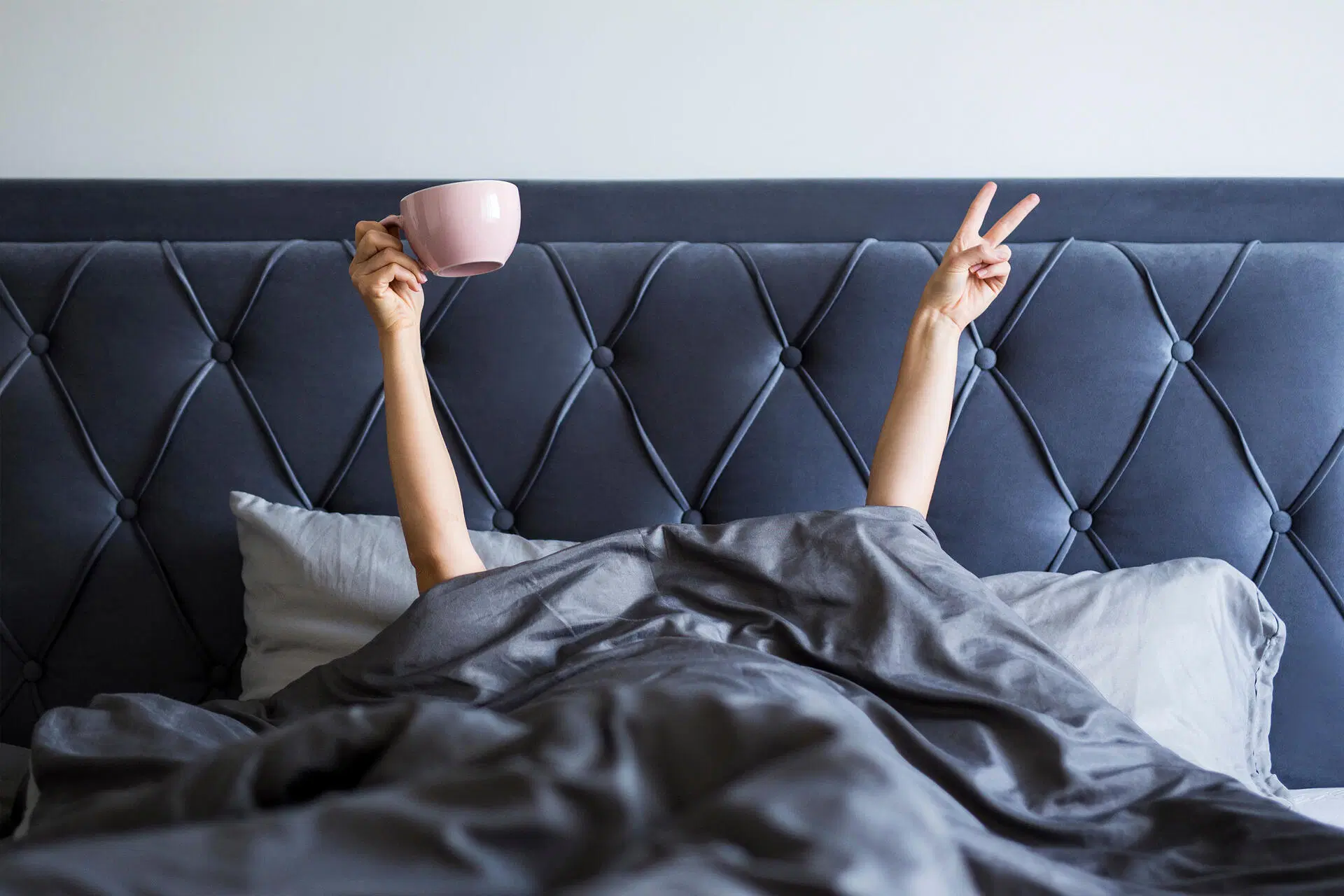 Peiton alta näkyvät kädet ja kahvikuppi