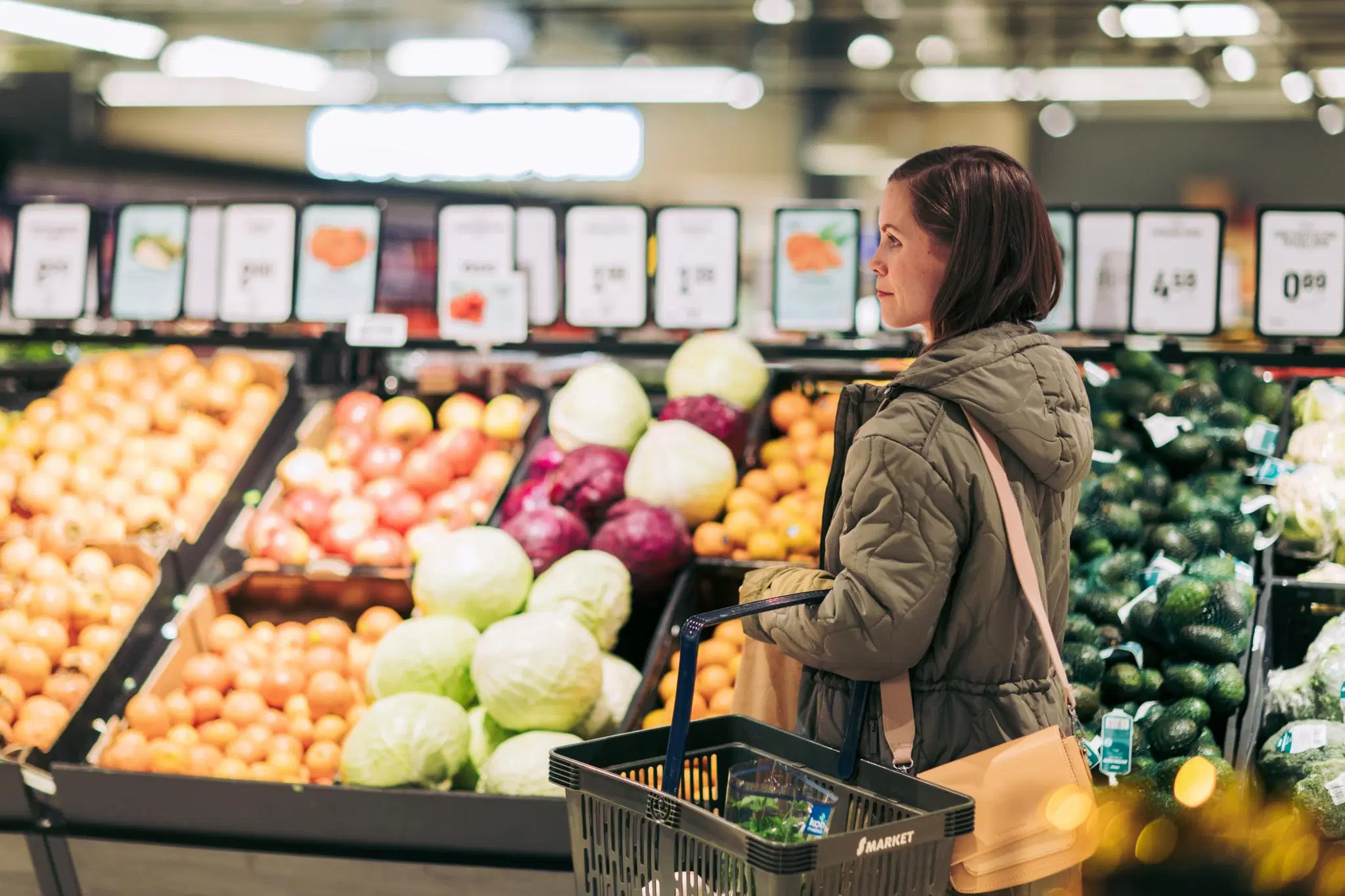 Nainen ostoksilla hedelmäosastolla
