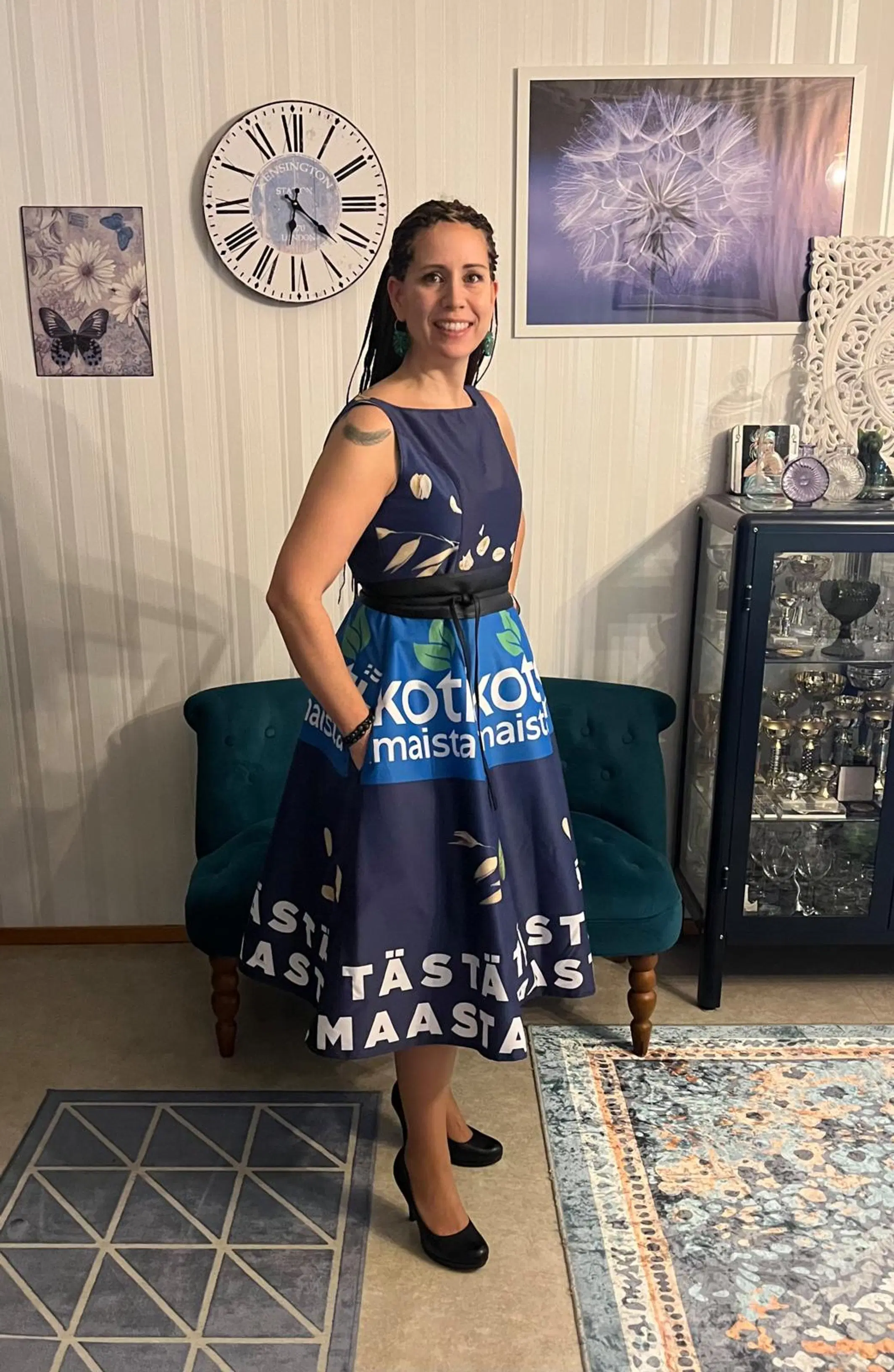 Anu Manninen päällään tummansininen mekko, jossa on Kotimaista-merkin elementtejä
