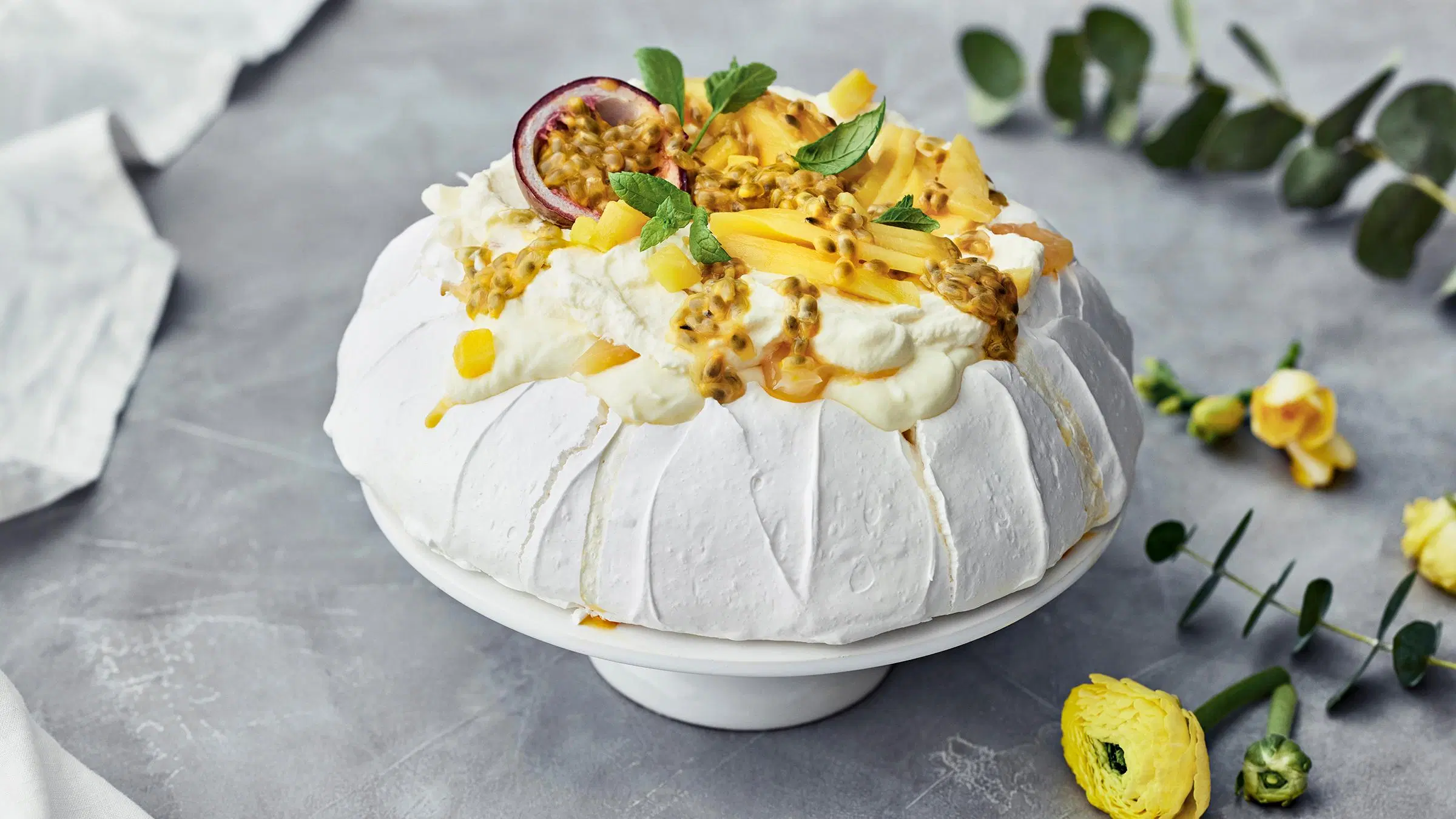 Pavlova mangolla ja passionhedelmällä