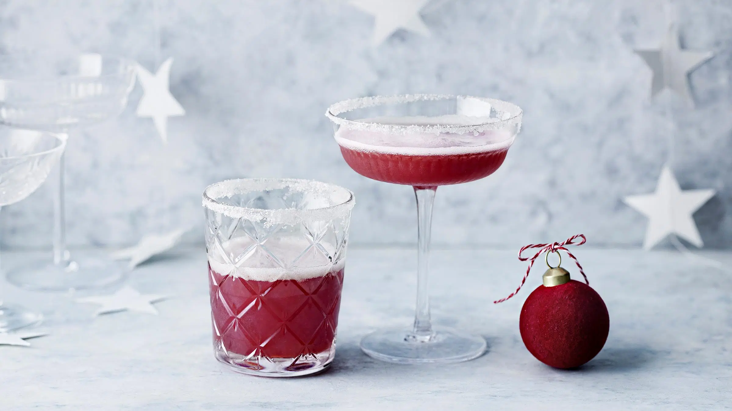 Glögi souria kahdessa lasissa.