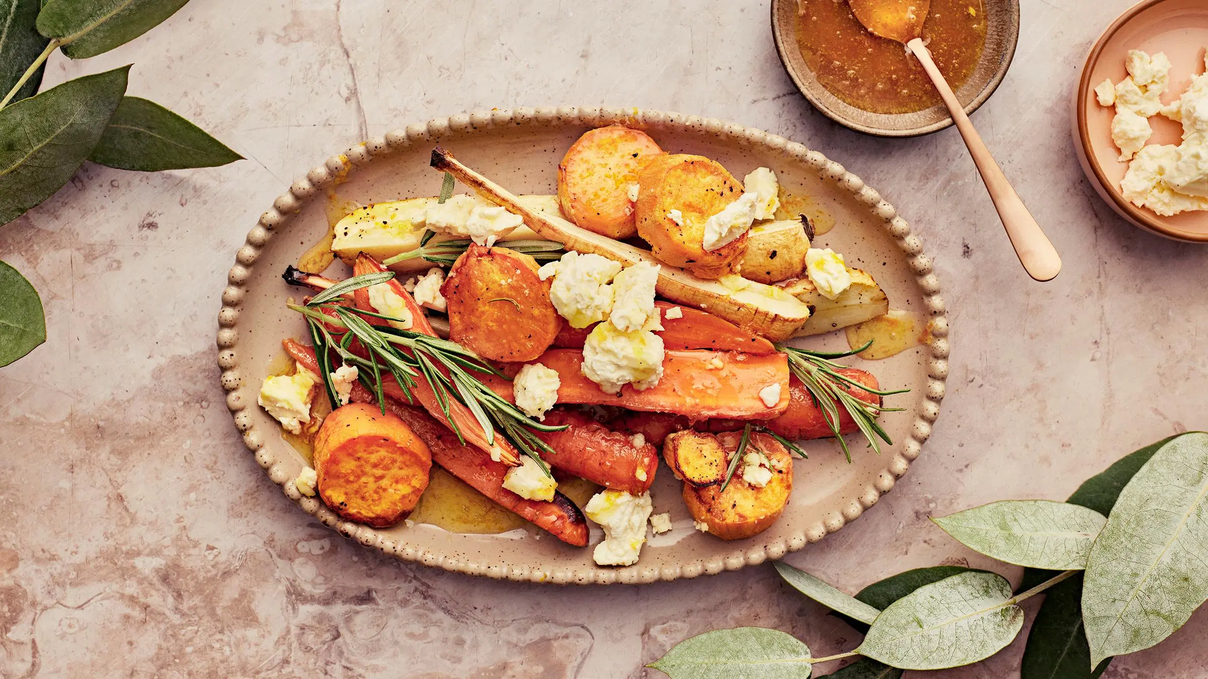 Uunijuurekset ja appelsiini-rosmariinisinappi