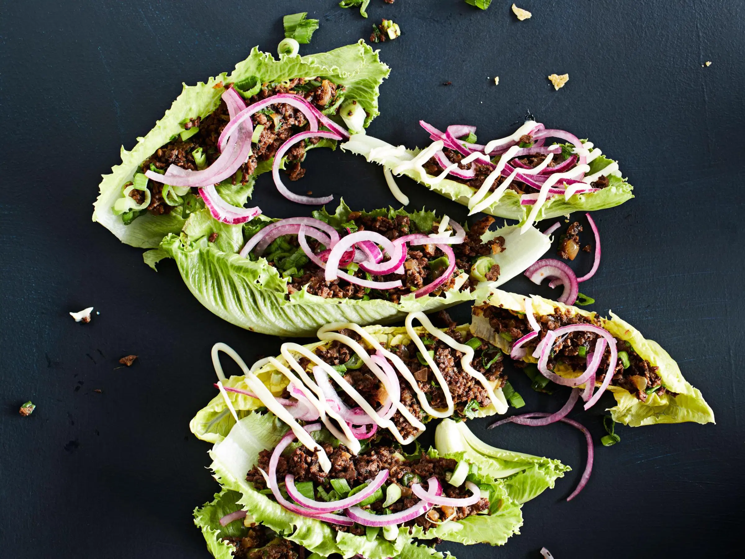 Salaattiwrapit paistetulla soijarouheella, punasipulilla ja majoneesilla