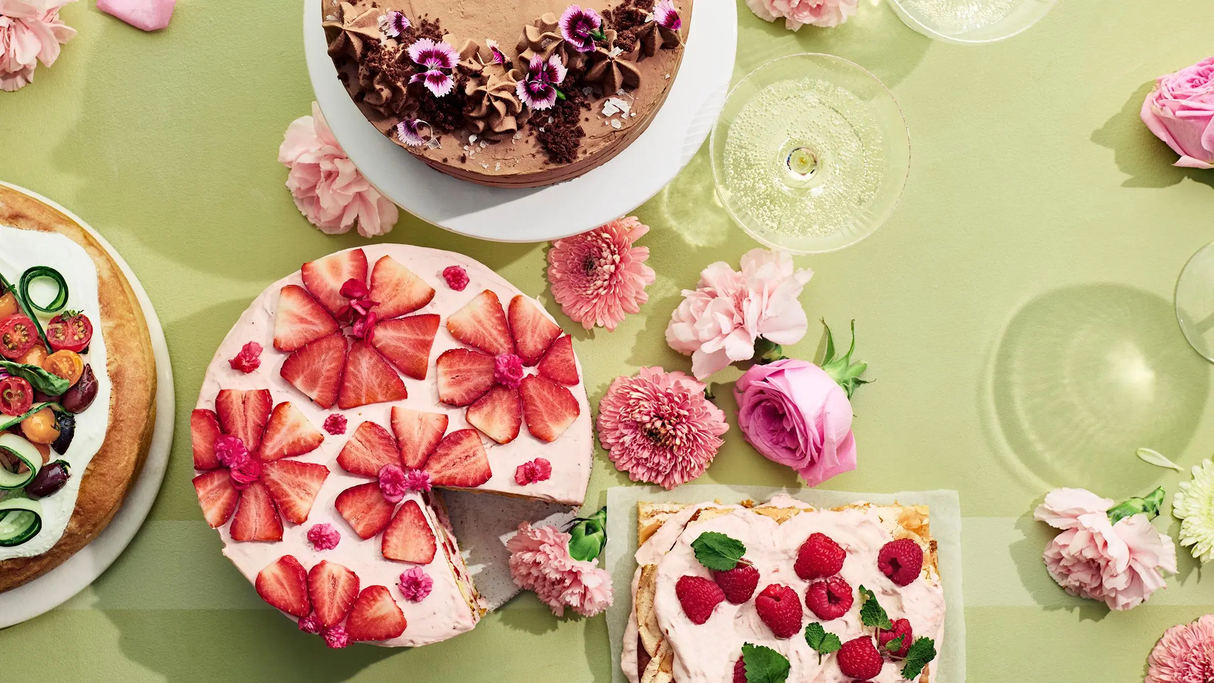 Raikas sitruuna-mansikkakakku, maitosuklaatäytekakku ja vegaaninen raparperi-britakakku