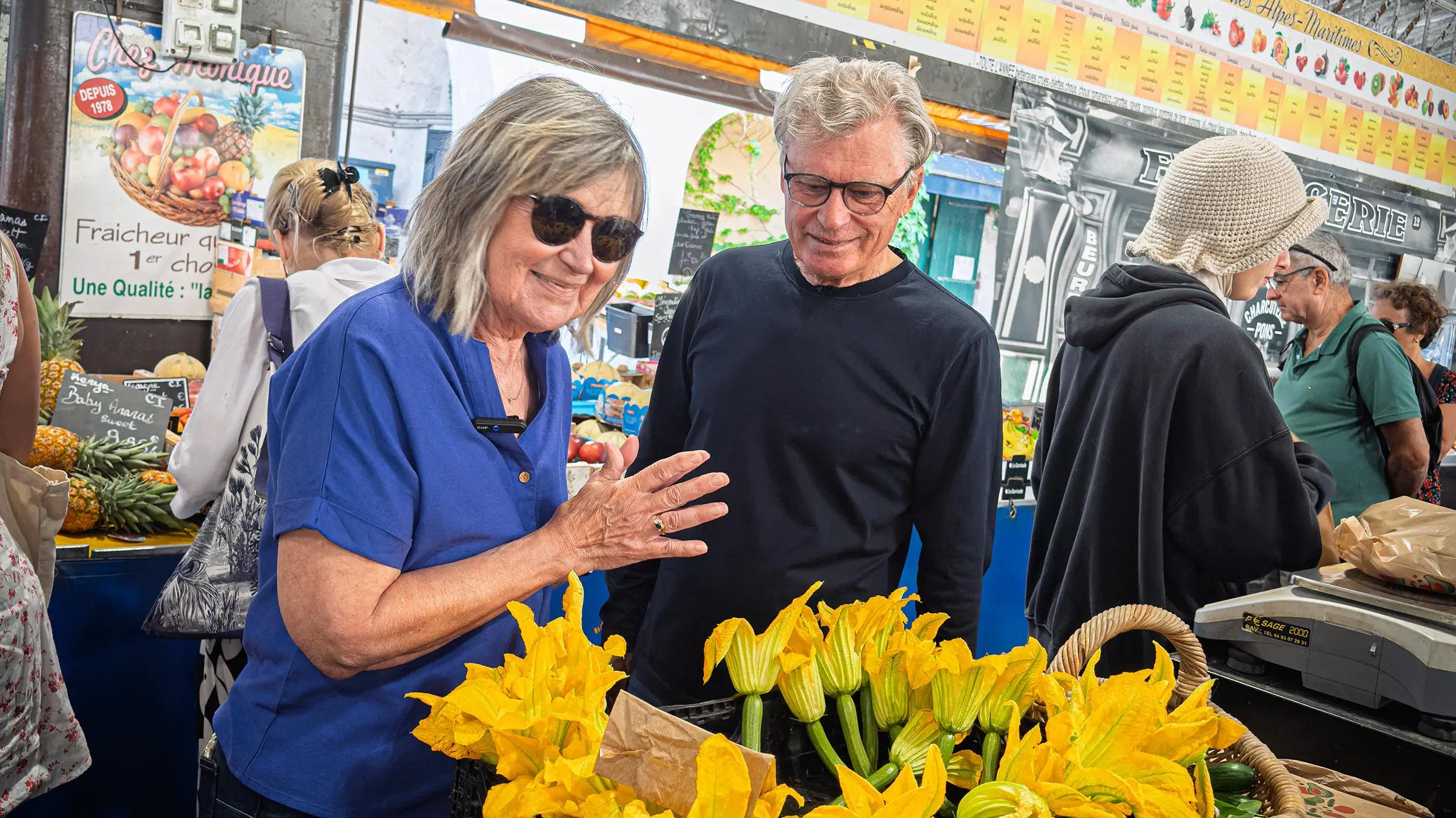 Jari ja Elisa Valvisto ranskalaisella ruokatorilla.