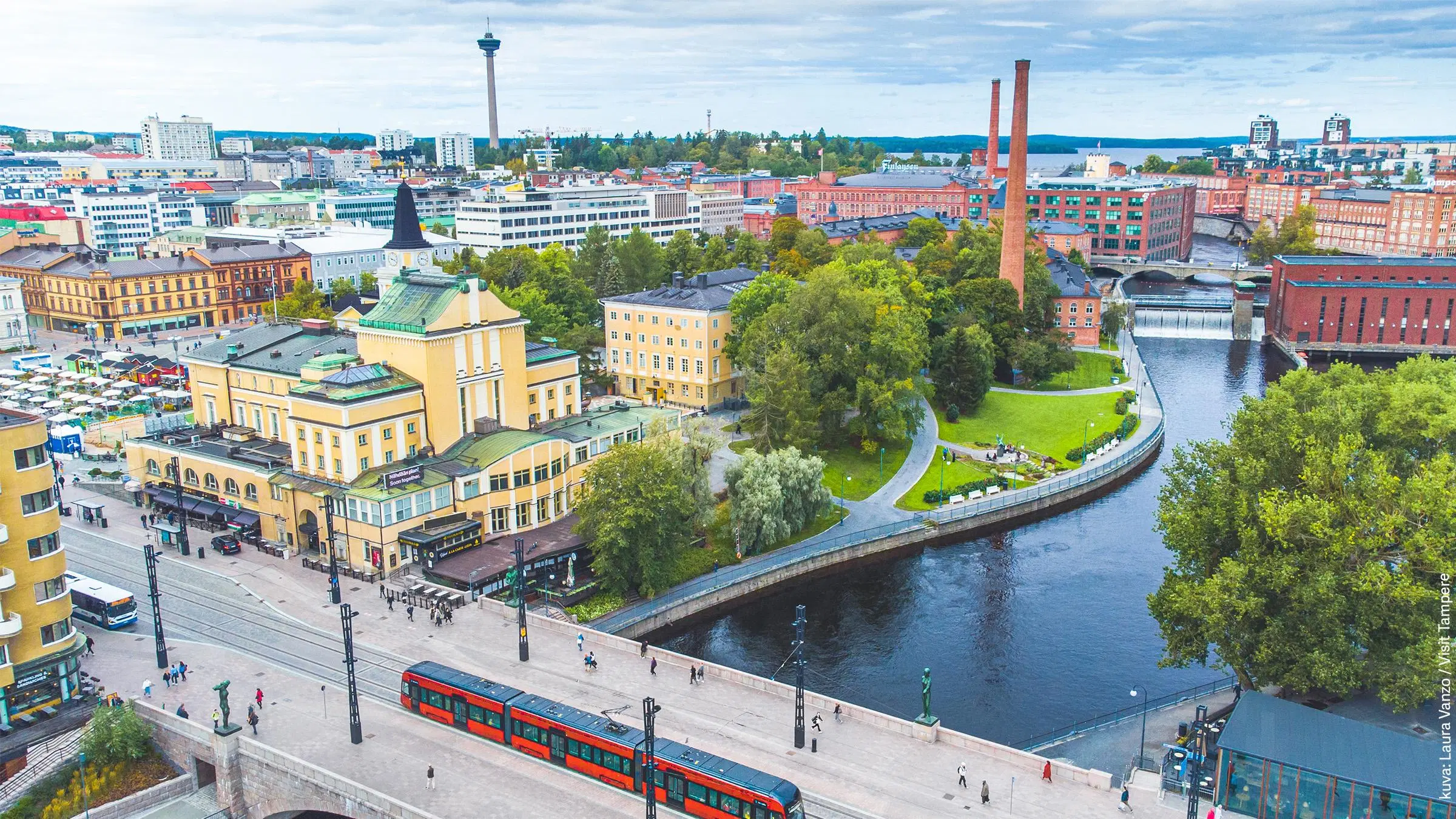 Tampereen kesäinen kaupunkimaisema ilmasta kuvattuna.