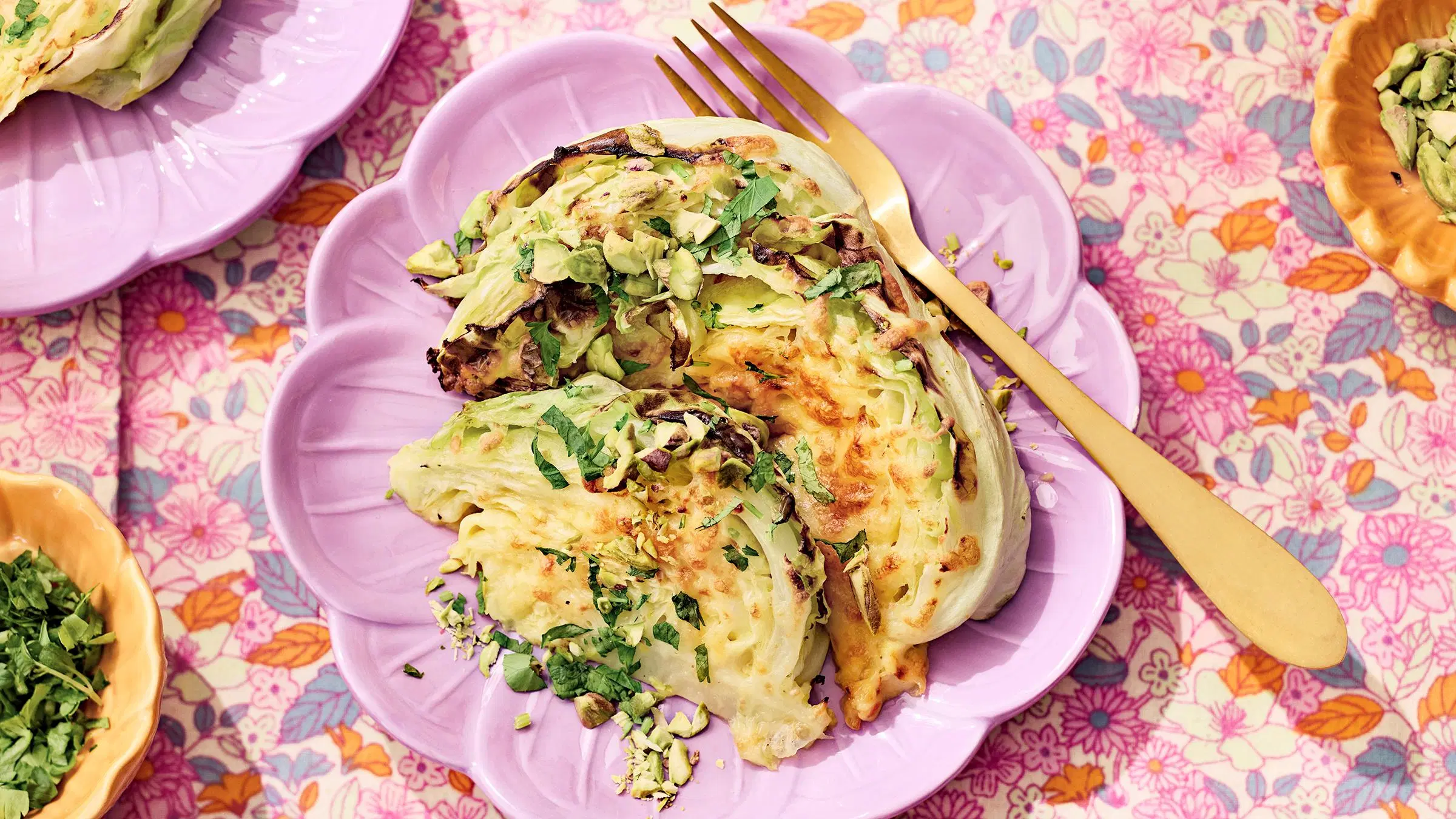 Grillatut kaalilohkot juustoisella gratiinikastikkeella.