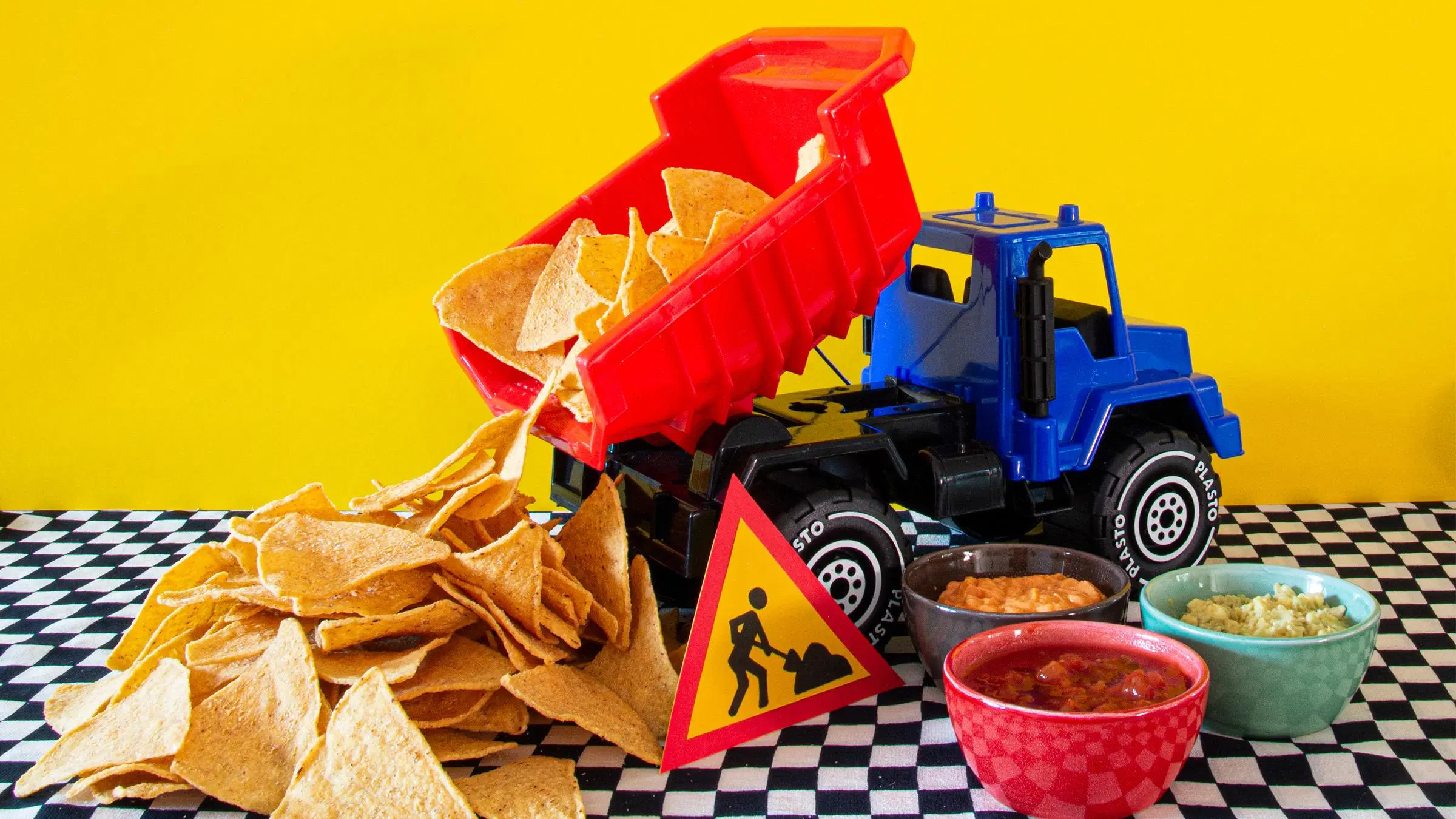 Lelurekka, jonka kyydistä valuu nachoja ruokapöydälle