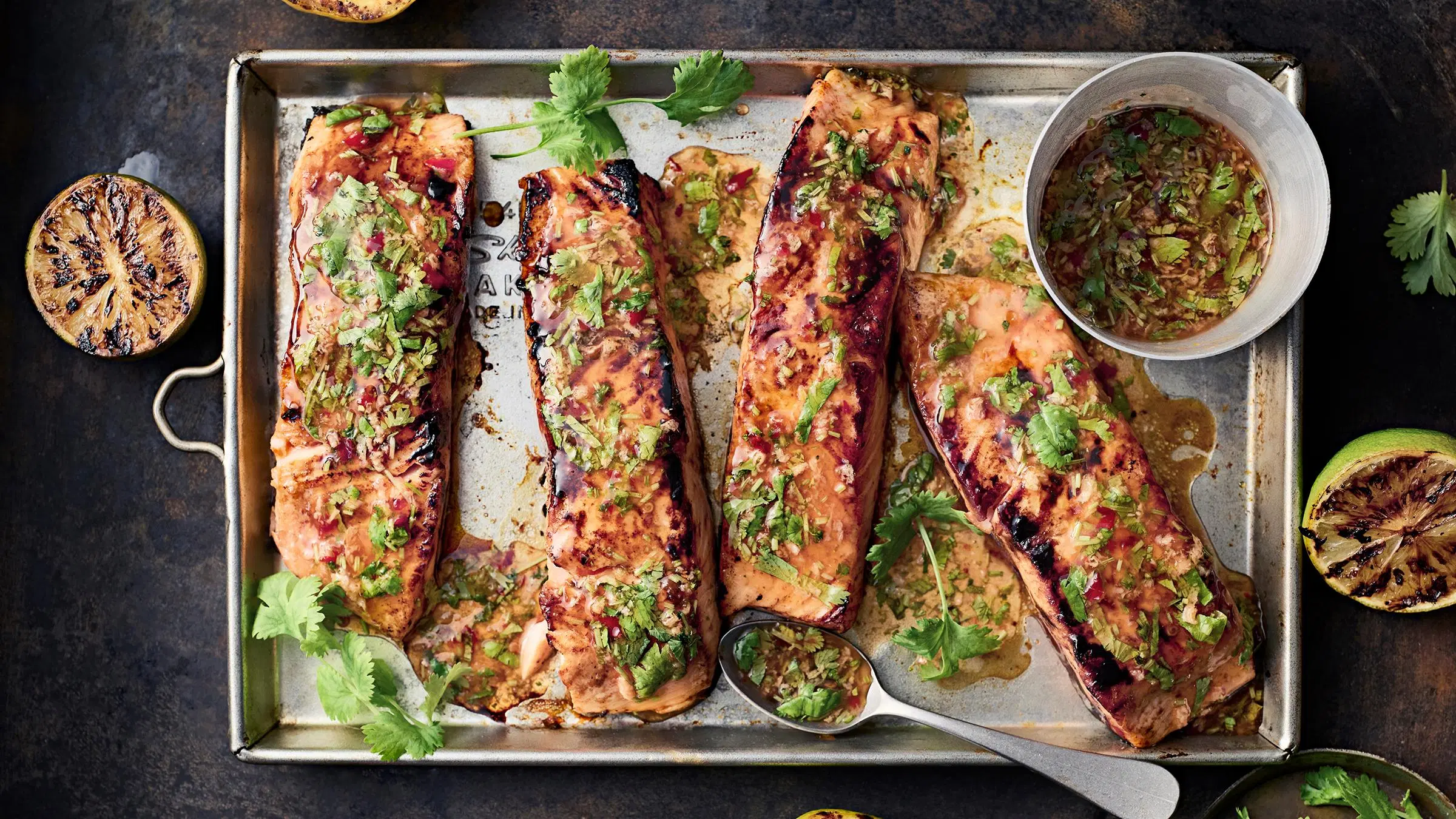 Grillattu lohi ja makea chilikastike