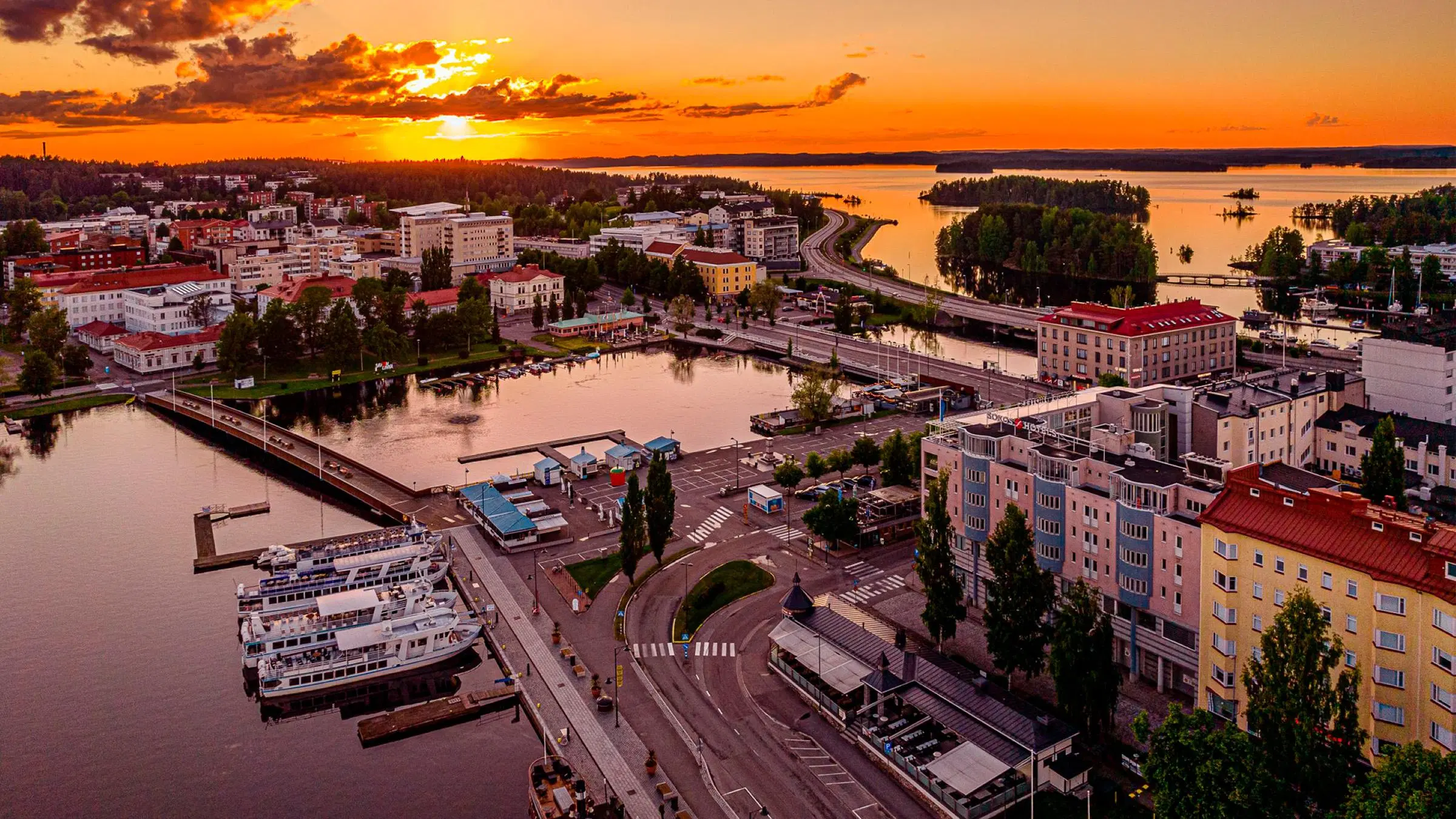 Ilmakuva kesäisestä Savonlinnasta ilta-auringossa