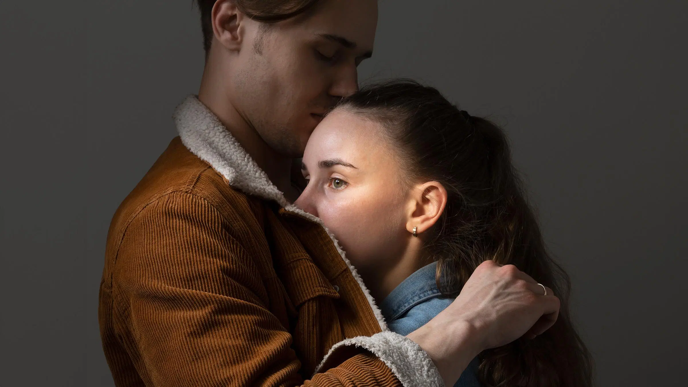 Nainen ja mies halaavat.