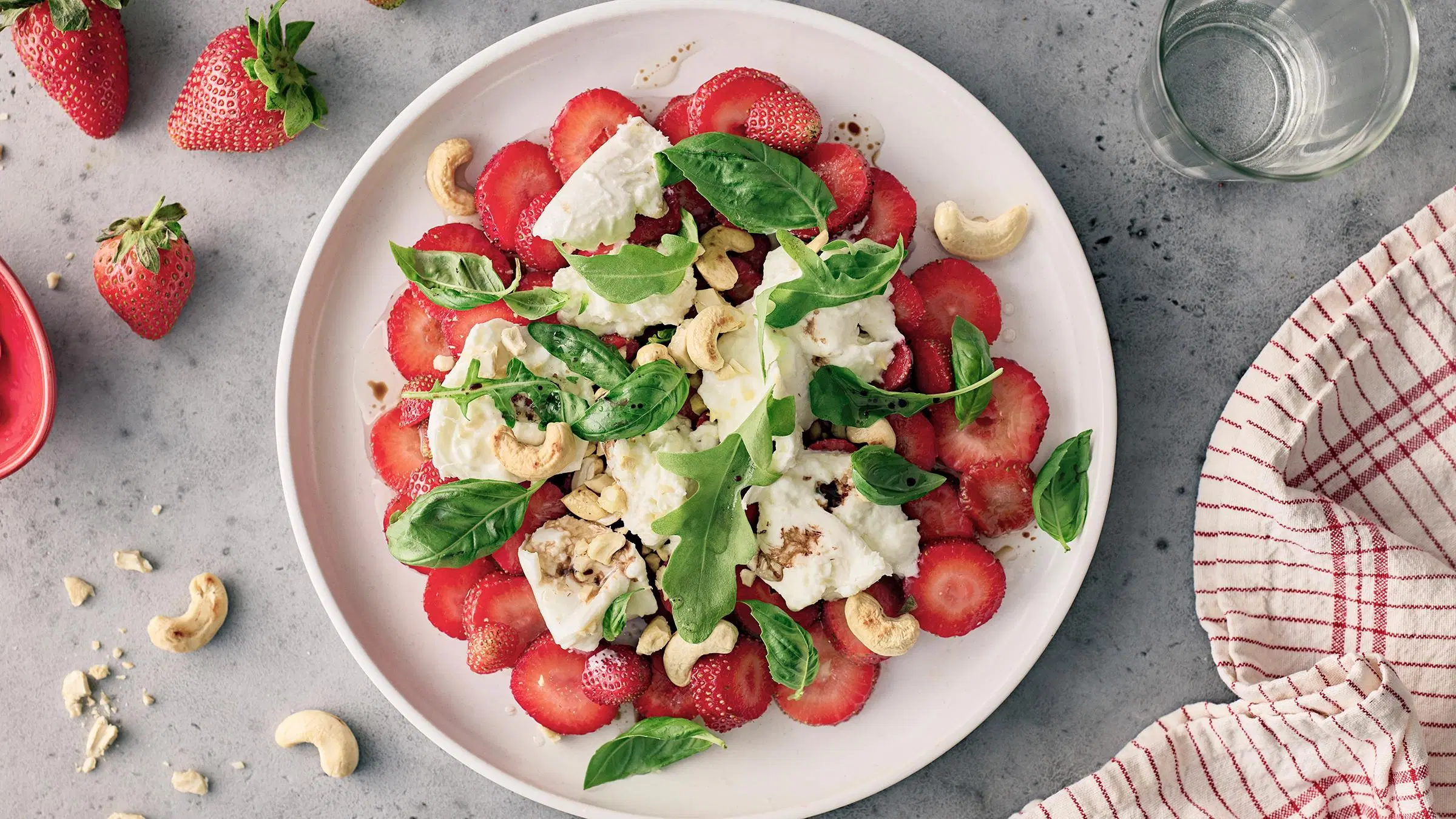 Mansikka-mozzarellasalaatti