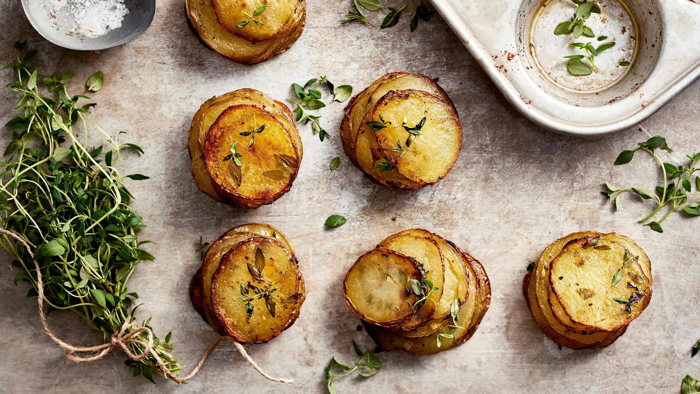 Pieniä rapeita annaperunoita pöydällä.