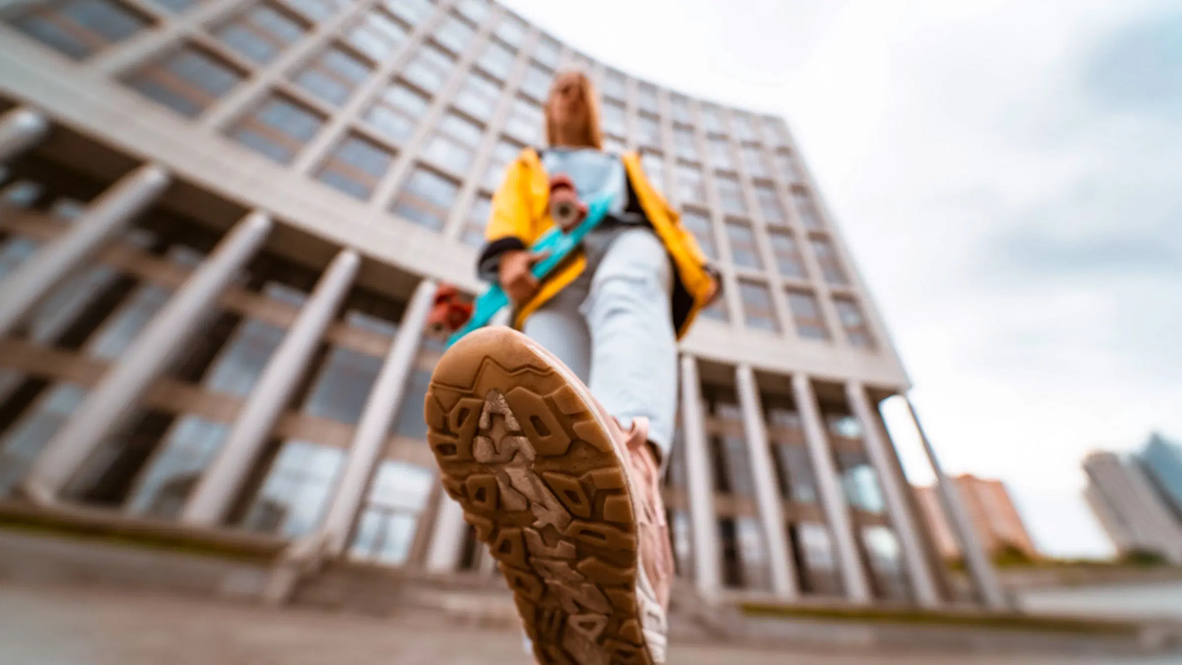 Nainen nostaa jalkaansa.