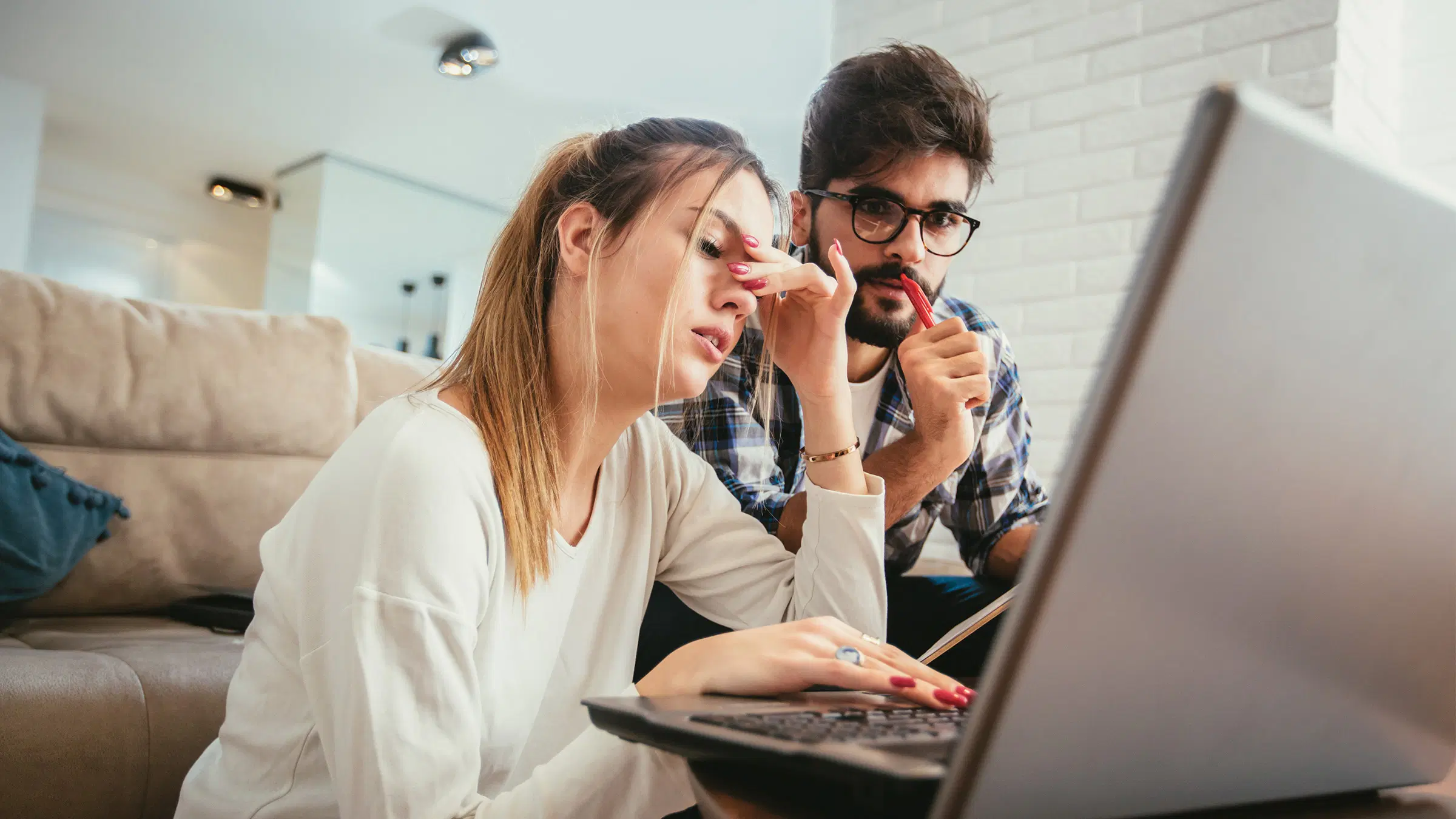 Nainen ja mies katsovat tietokoneen ruutua