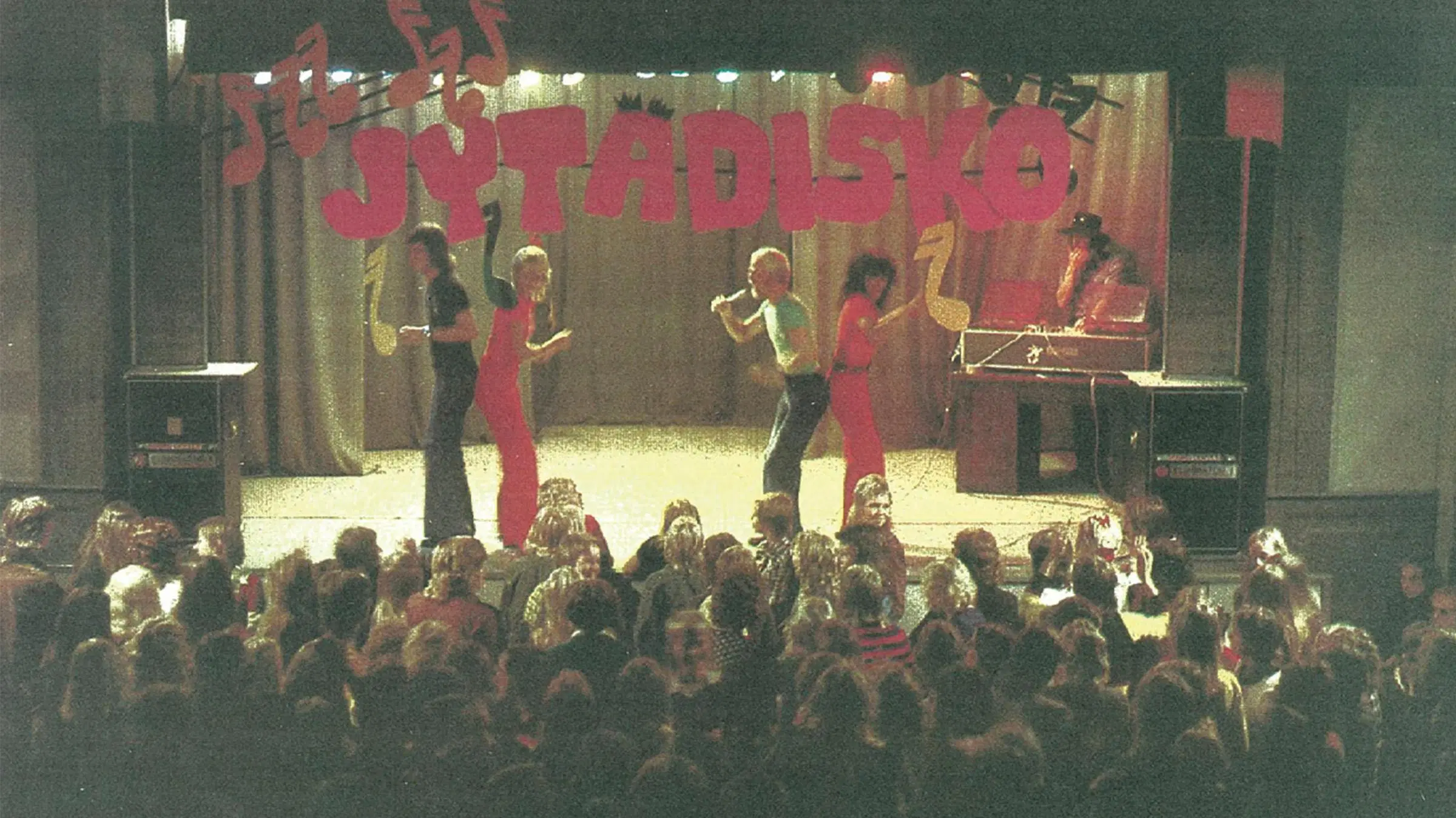 1970-luvun arkistokuvassa lavalla bändi ja suurin kirjaimin teksti: Jytädisko.