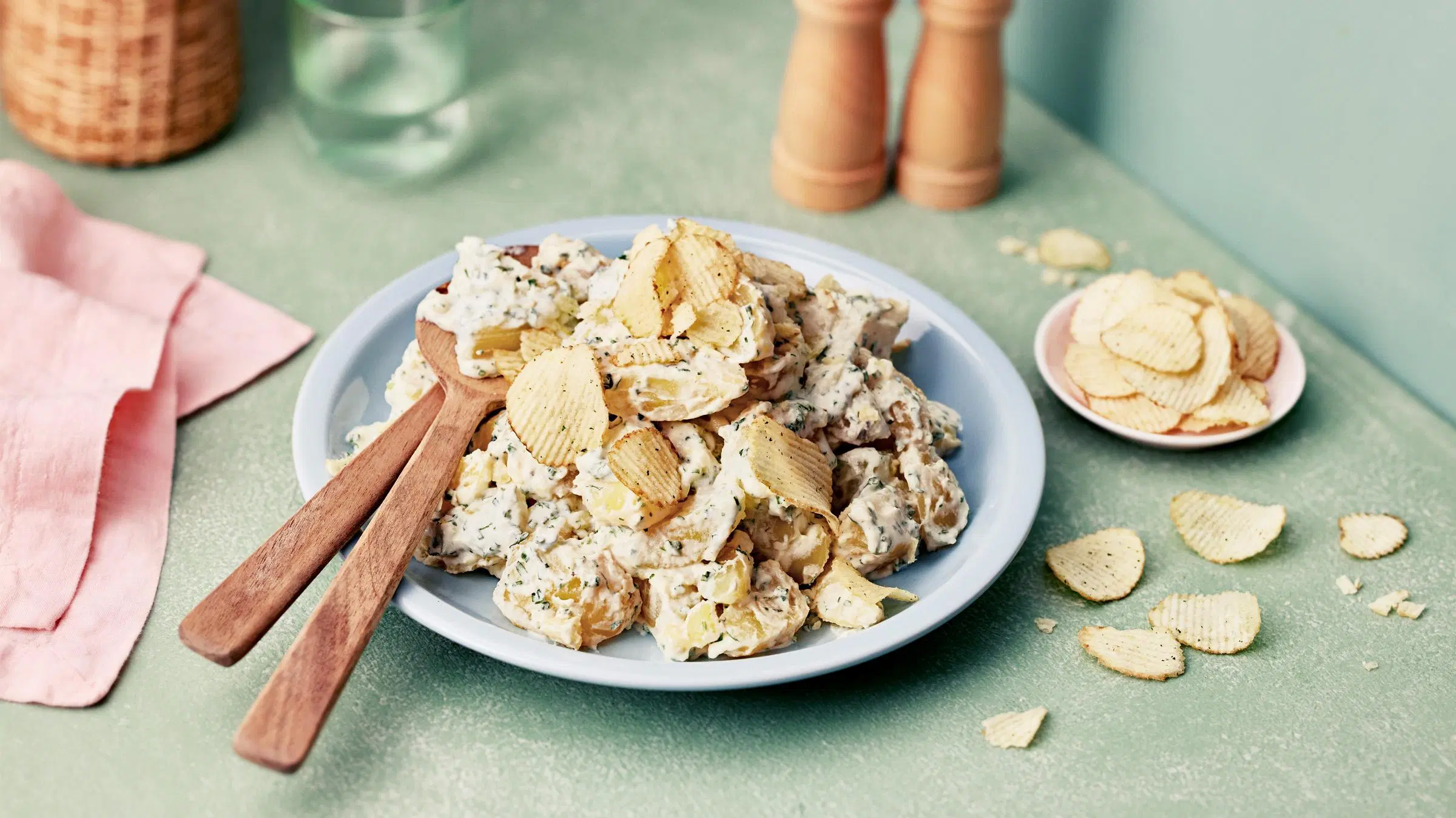 Kuvassa on sipsien mauilla tuunattua perunasalaattia.