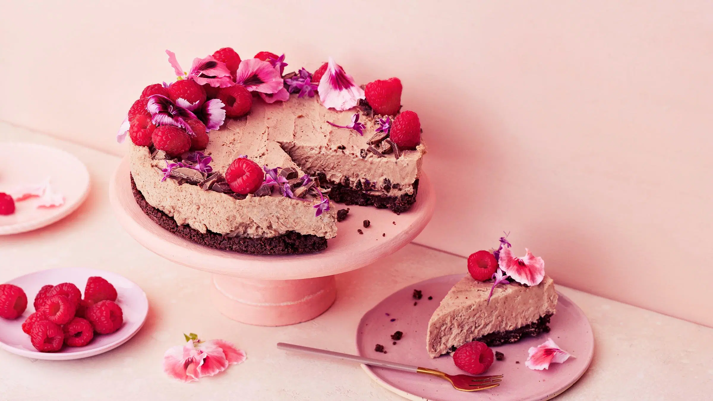 Lumova geisha-juustokakku, josta on leikattu pala lautaselle.