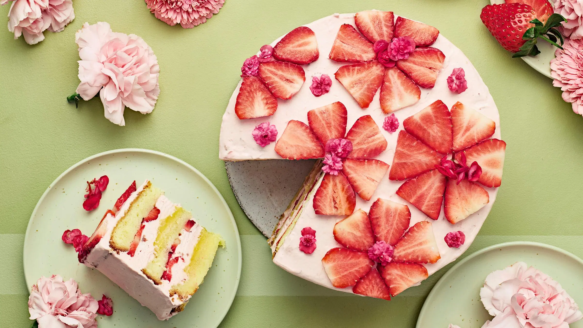 Raikas sitruuna-mansikkakakku, josta on leikattu pala lautaselle.