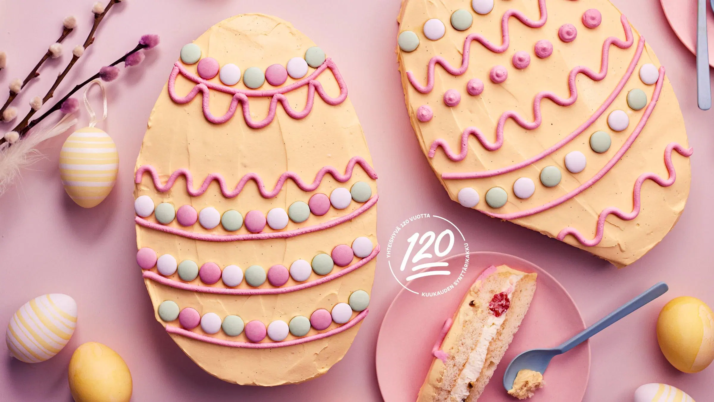 Pääsiäismunan muotoinen koristeltu täytekakku.