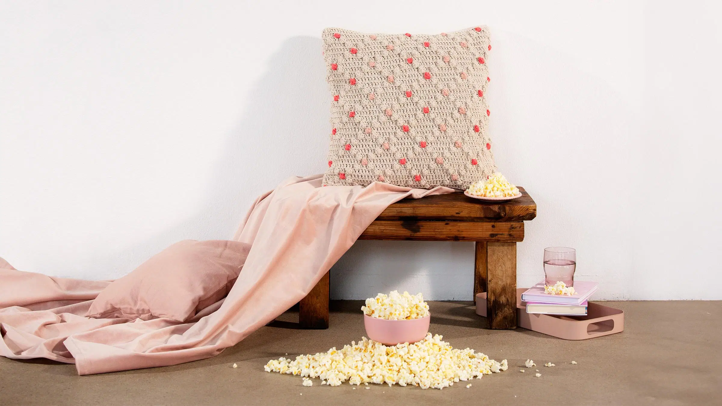 Virkattu tyyny penkin päällä.