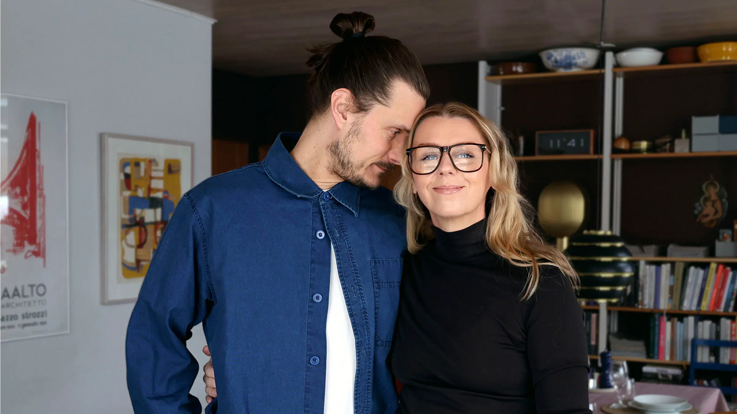 Joonas Laurila nojaa päätään Hanna Himankaan, joka hymyilee.