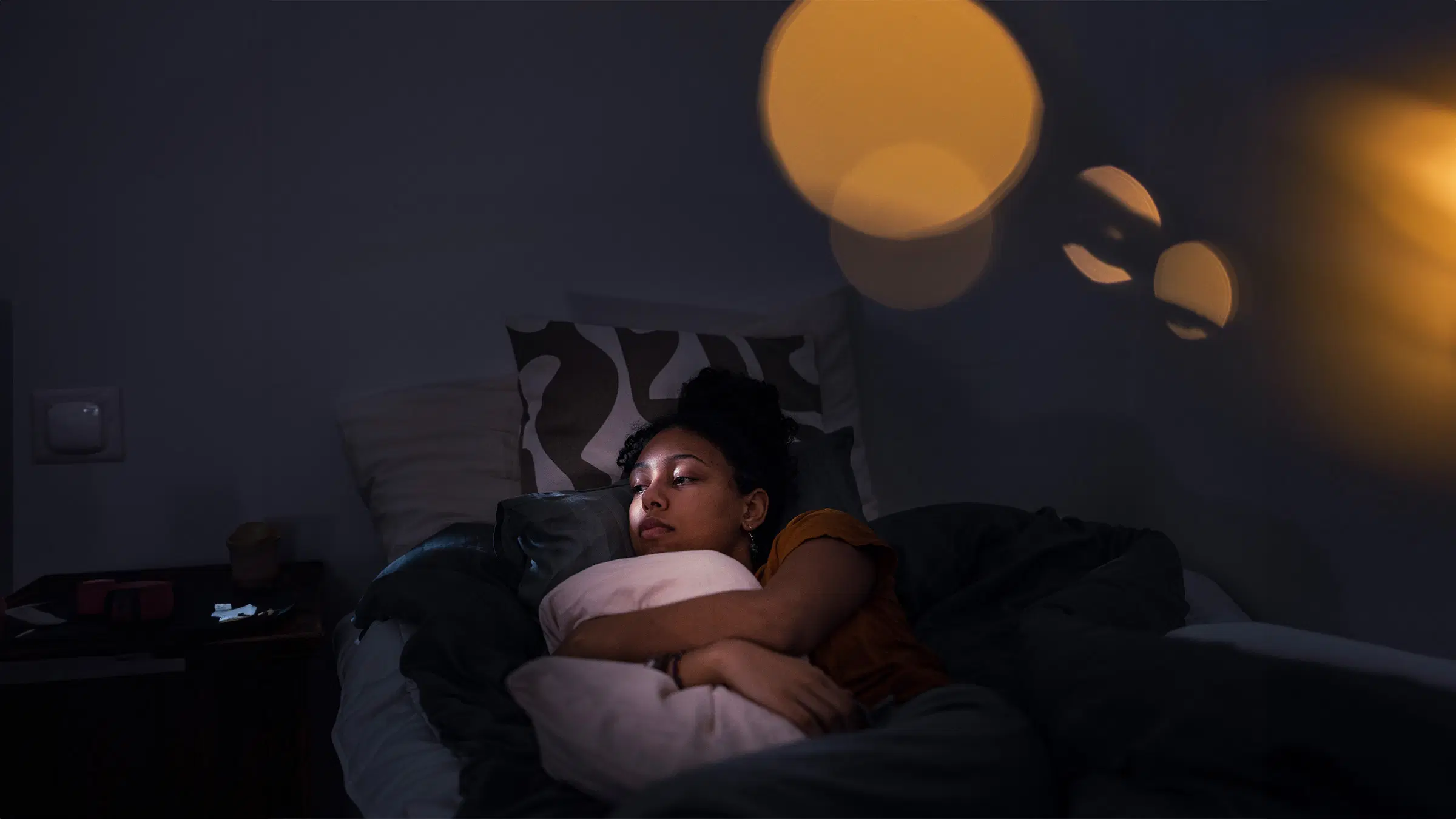 Nukkuva nainen sängyssä.