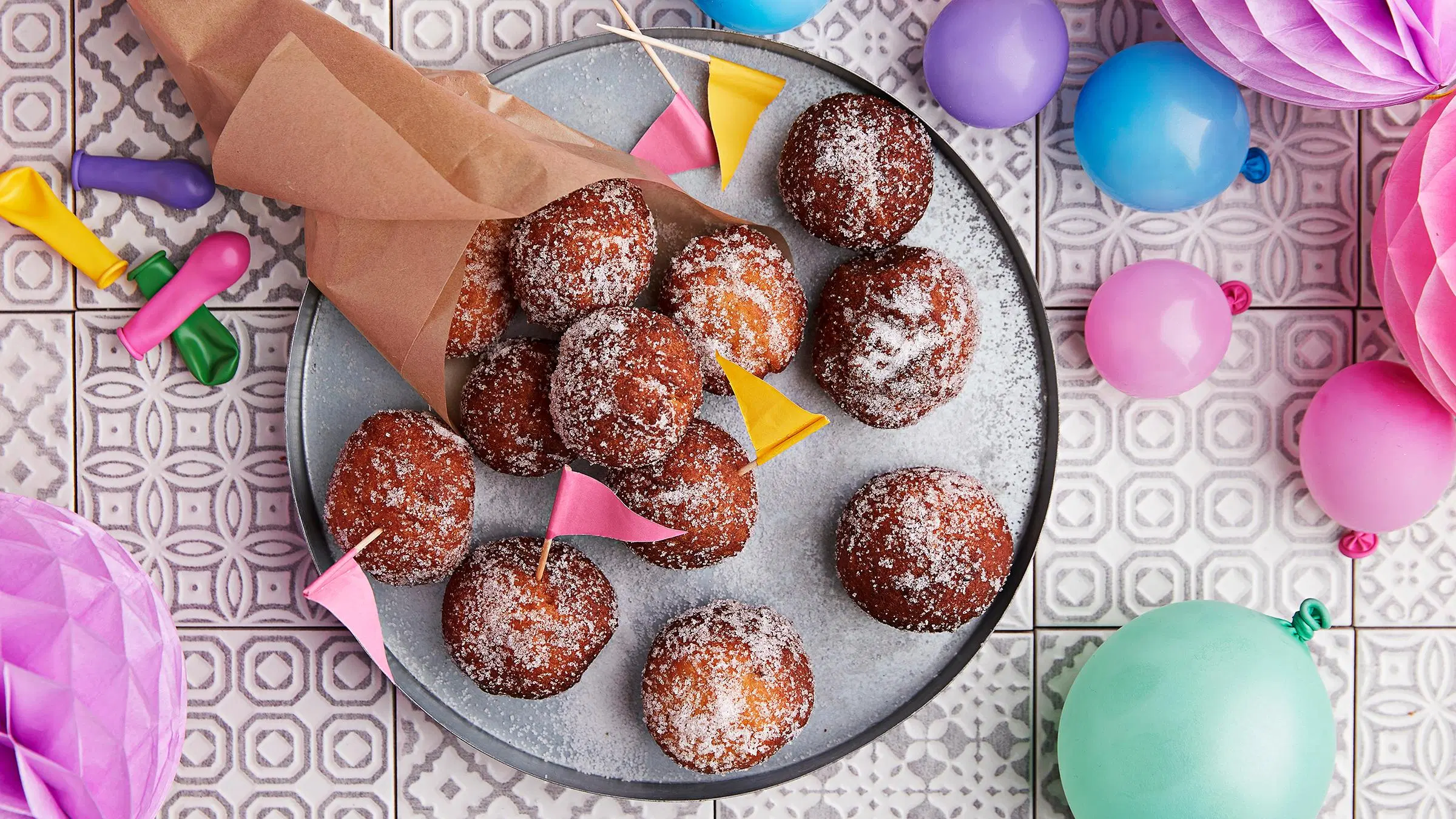 Helppoja sitruunaisia rahkamunkkeja lautasella.