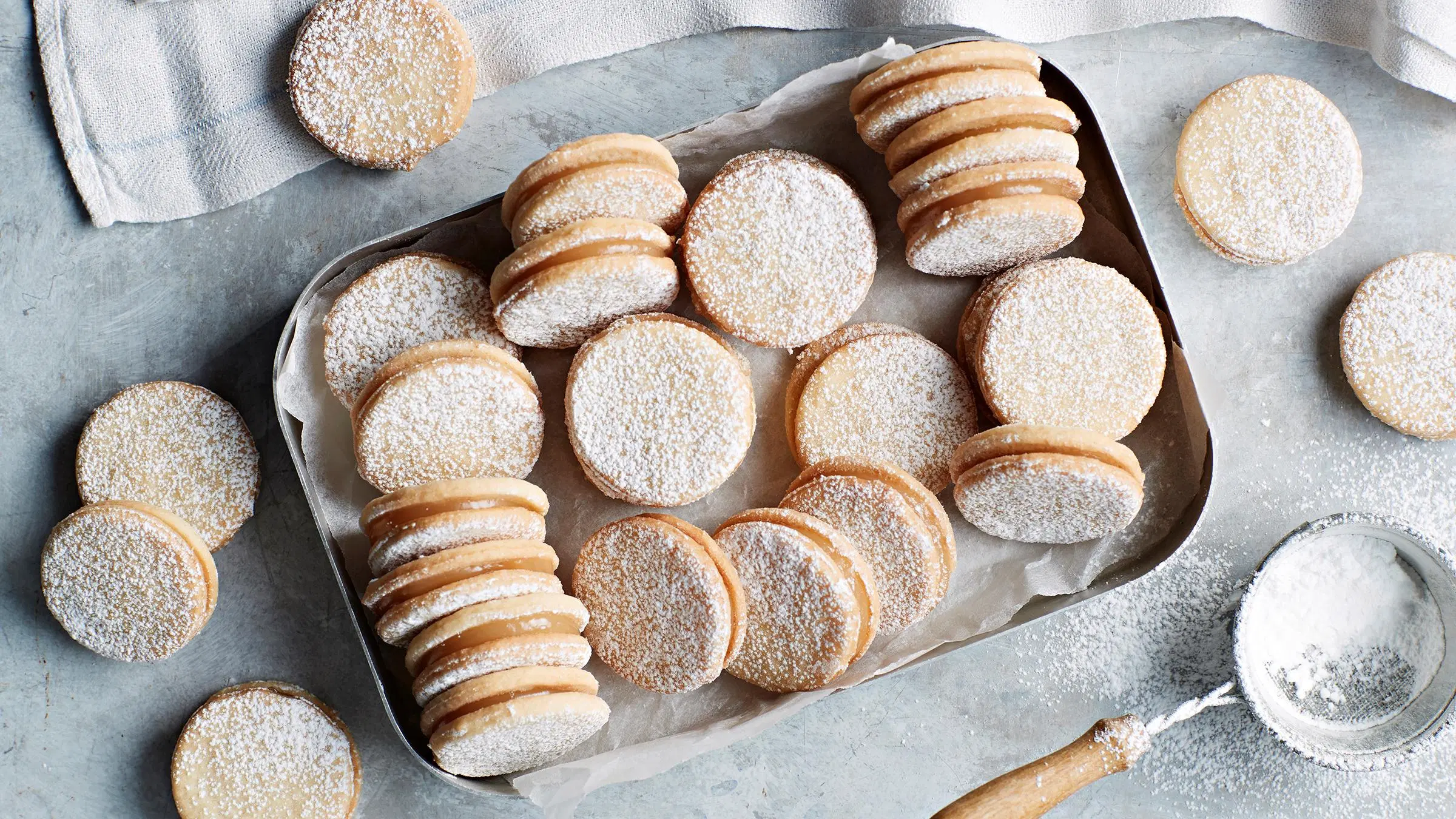 Siruunatahnalla täytetyt herrasväen pkkuleivät.