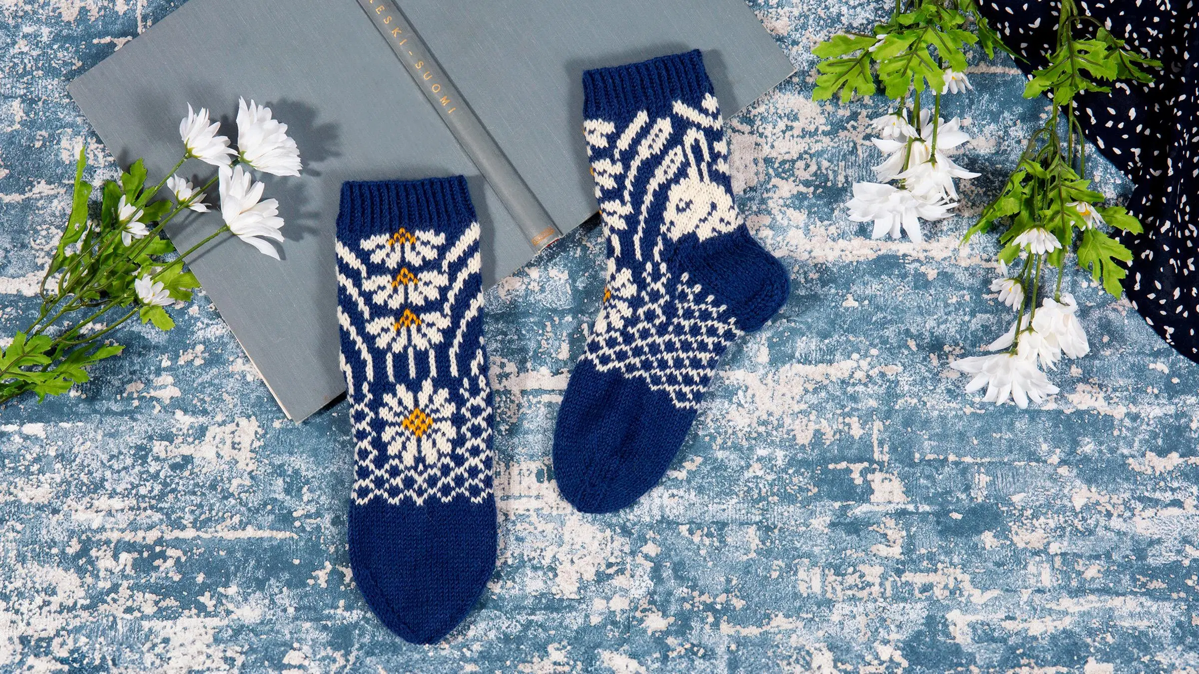 Keski-Suomen maakuntasukkia koristavat jänis ja kukkaset