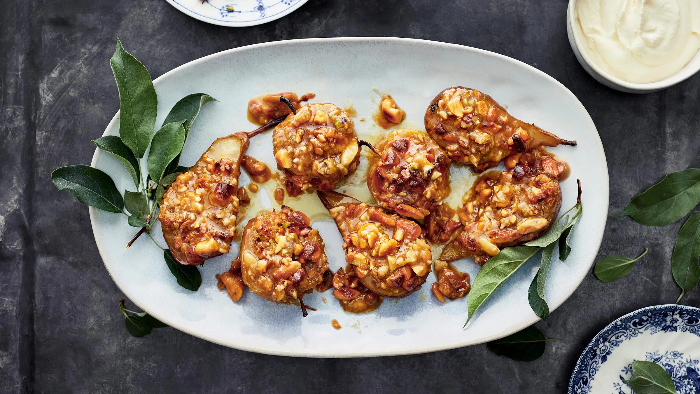 Pähkinäiset toscapääynät valkoisella lautasella